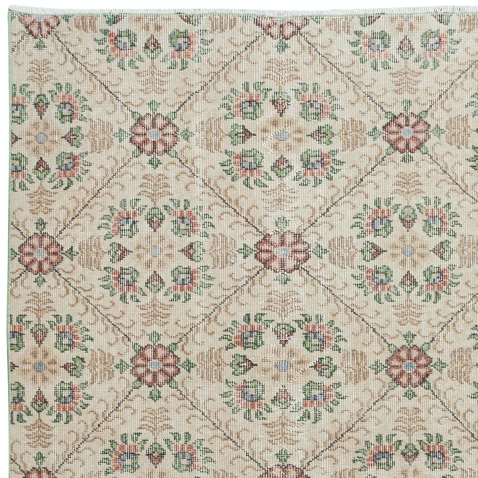 Turc Tapis vintage noué à la main avec fond beige et motif floral vert en vente