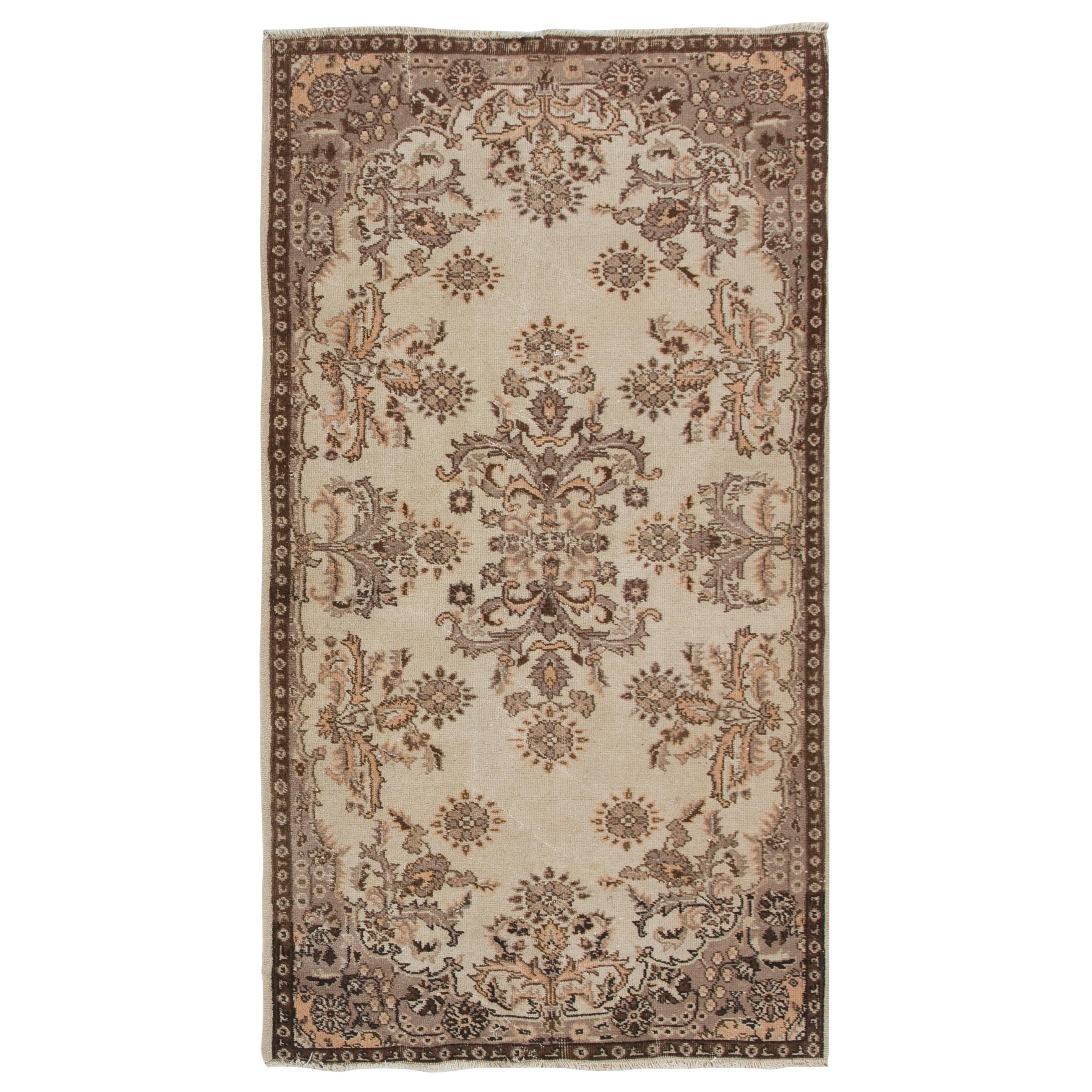 4x6.8 ft Handgefertigter Türkischer Teppich im Blumengarten-Design der 1960er Jahre in Beige & Brown Farben