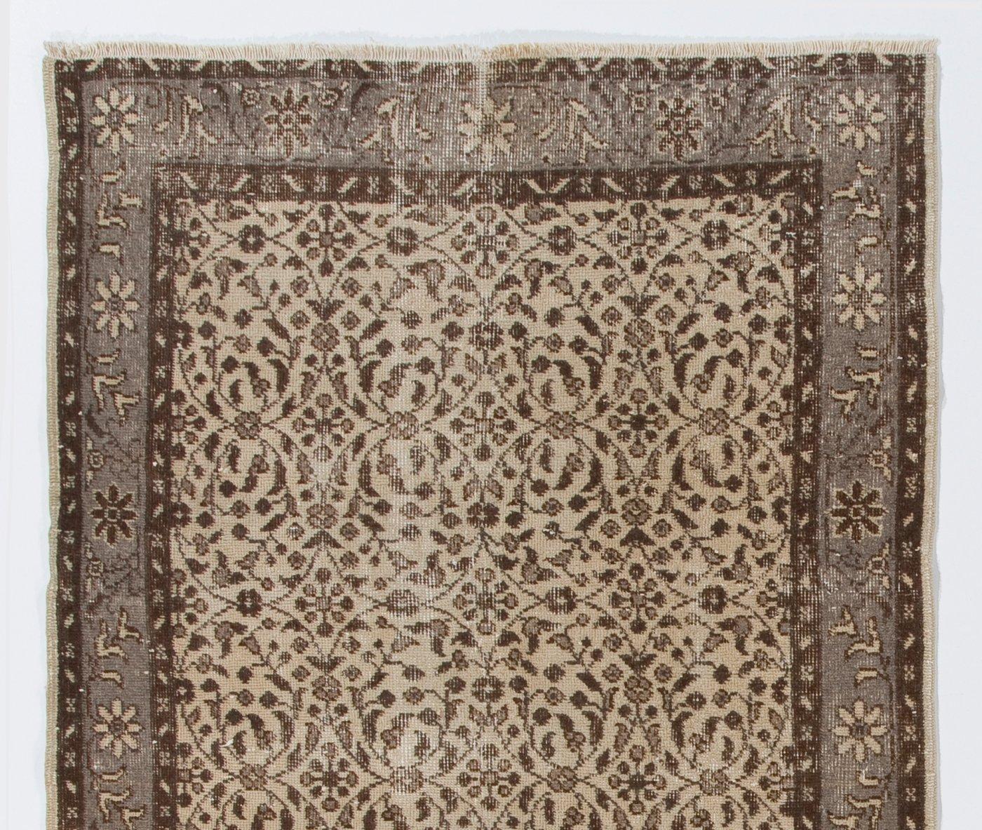 Una alfombra turca vintage. Finamente anudado a mano con pelo de lana medio uniforme sobre base de algodón. Muy buen estado. Resistente y tan limpia como una alfombra nueva (lavada a fondo profesionalmente). Medidas: 4 x 6,8 pies.