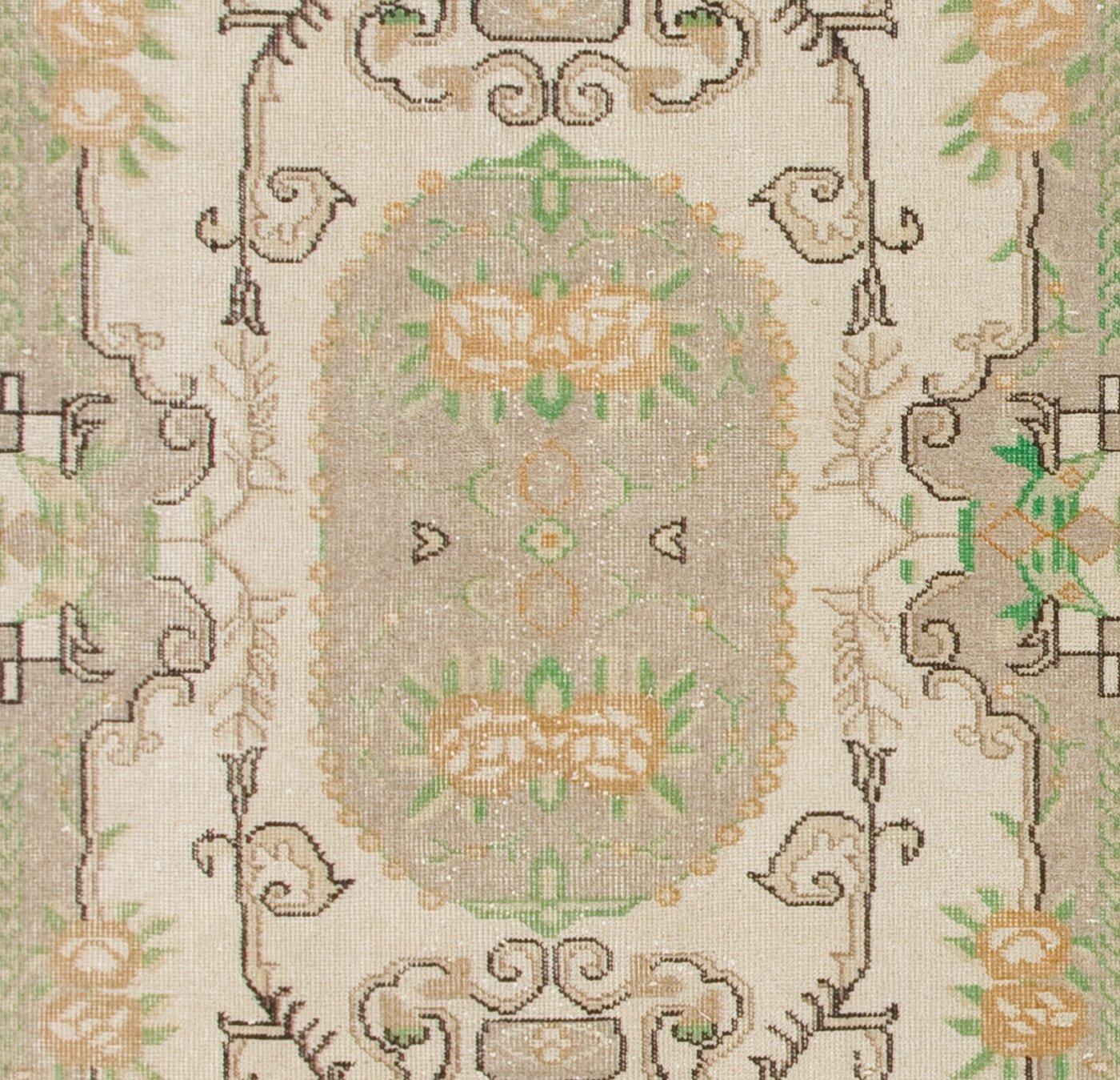 Noué à la main 4 x 7 pieds Tapis de laine turc d'inspiration Aubusson du milieu du siècle, fait main, à motifs floraux en vente