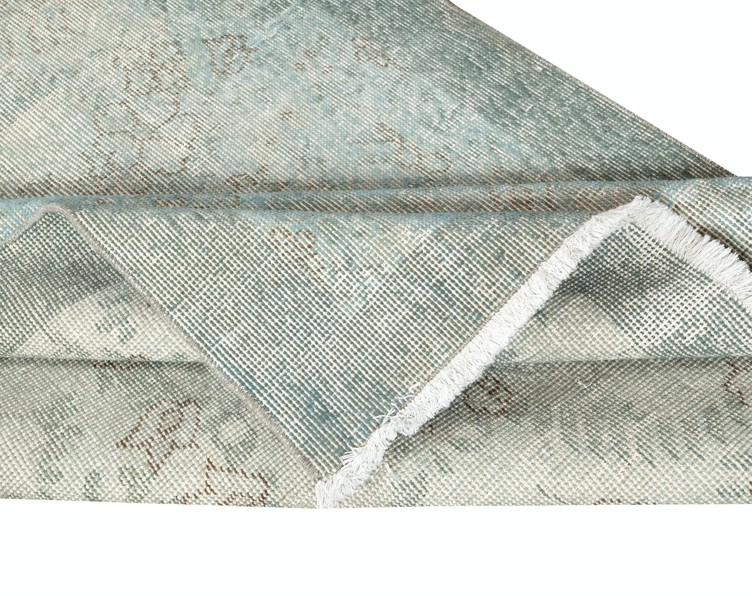 4x6,8 Ft Moderner Teppich in Hellblau, handgewebt und handgeknüpft in der Türkei (Türkisch) im Angebot