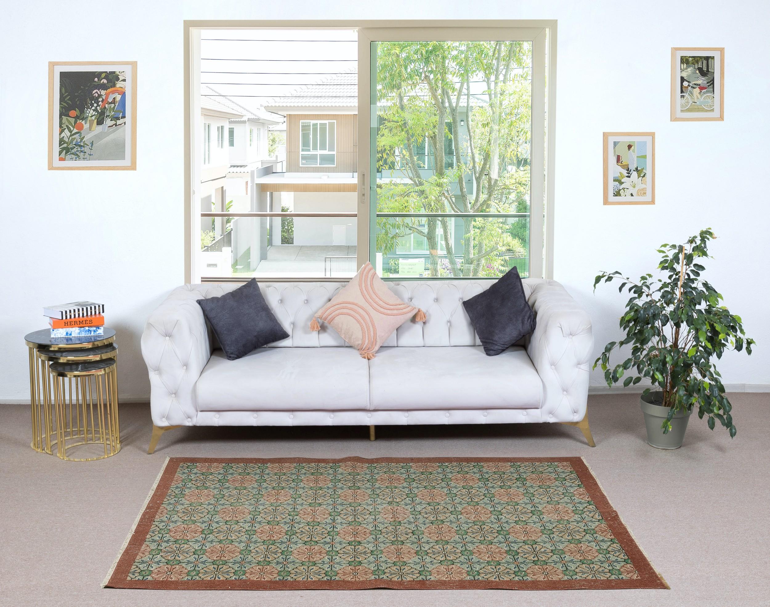 Verleihen Sie Ihrem Zuhause die zeitlose Schönheit dieses traditionellen, handgefertigten türkischen Teppichs im Vintage-Stil. Er ist ein handgeknüpftes Meisterwerk aus einer luxuriösen Mischung aus Wolle und Baumwolle. Dieser Teppich wird von