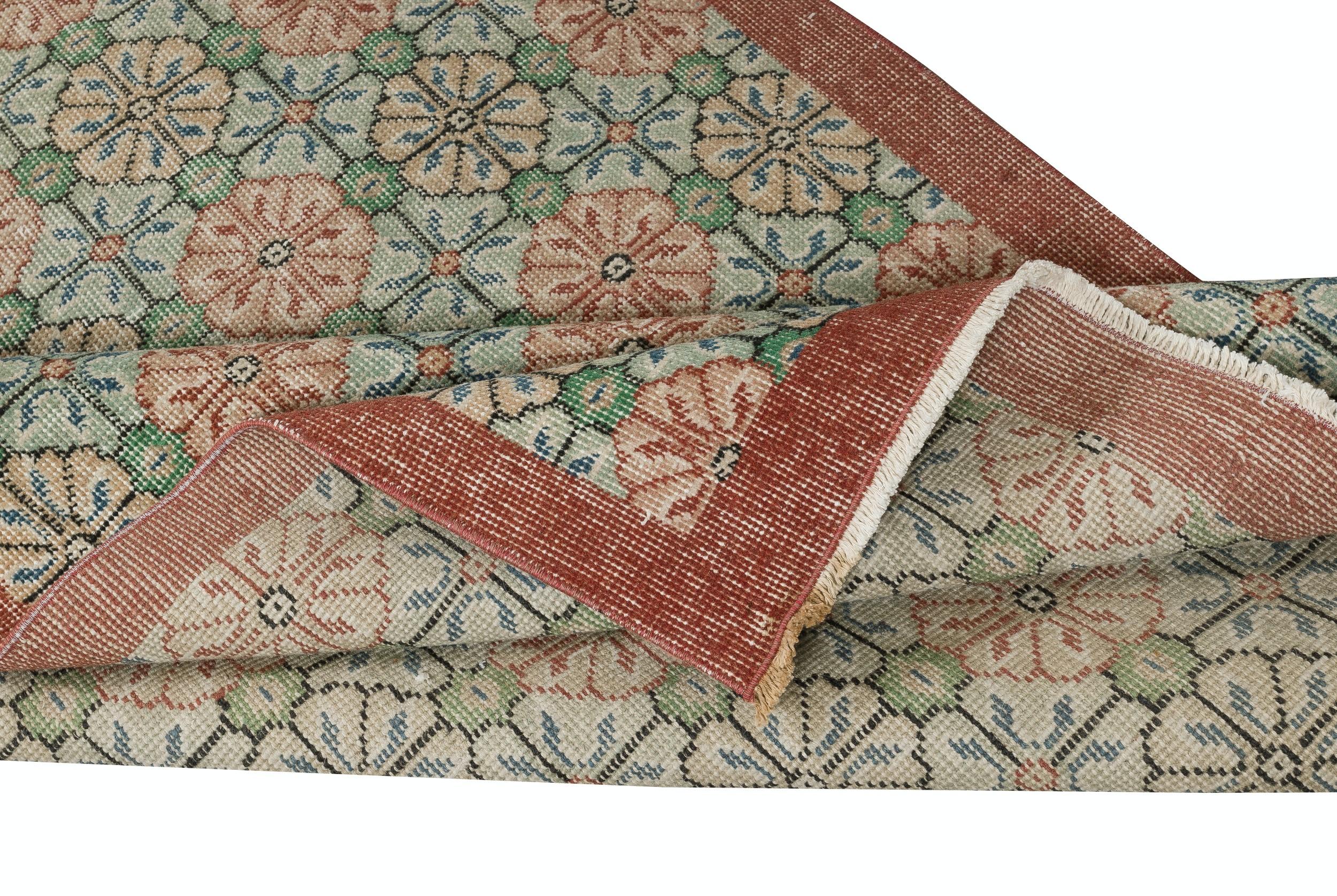 4x6.8 Ft One-of-a-pair Vintage Handgefertigter türkischer Akzentteppich mit Blumenmuster mit floralem Design (Rustikal) im Angebot