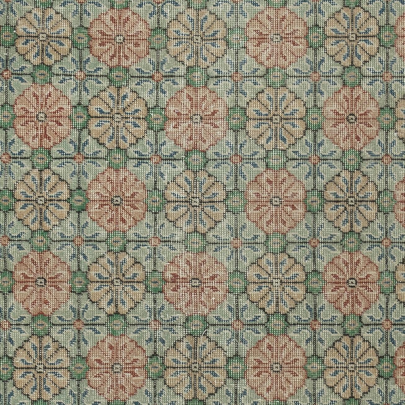 4x6.8 Ft One-of-a-pair Vintage Handgefertigter türkischer Akzentteppich mit Blumenmuster mit floralem Design (Handgeknüpft) im Angebot