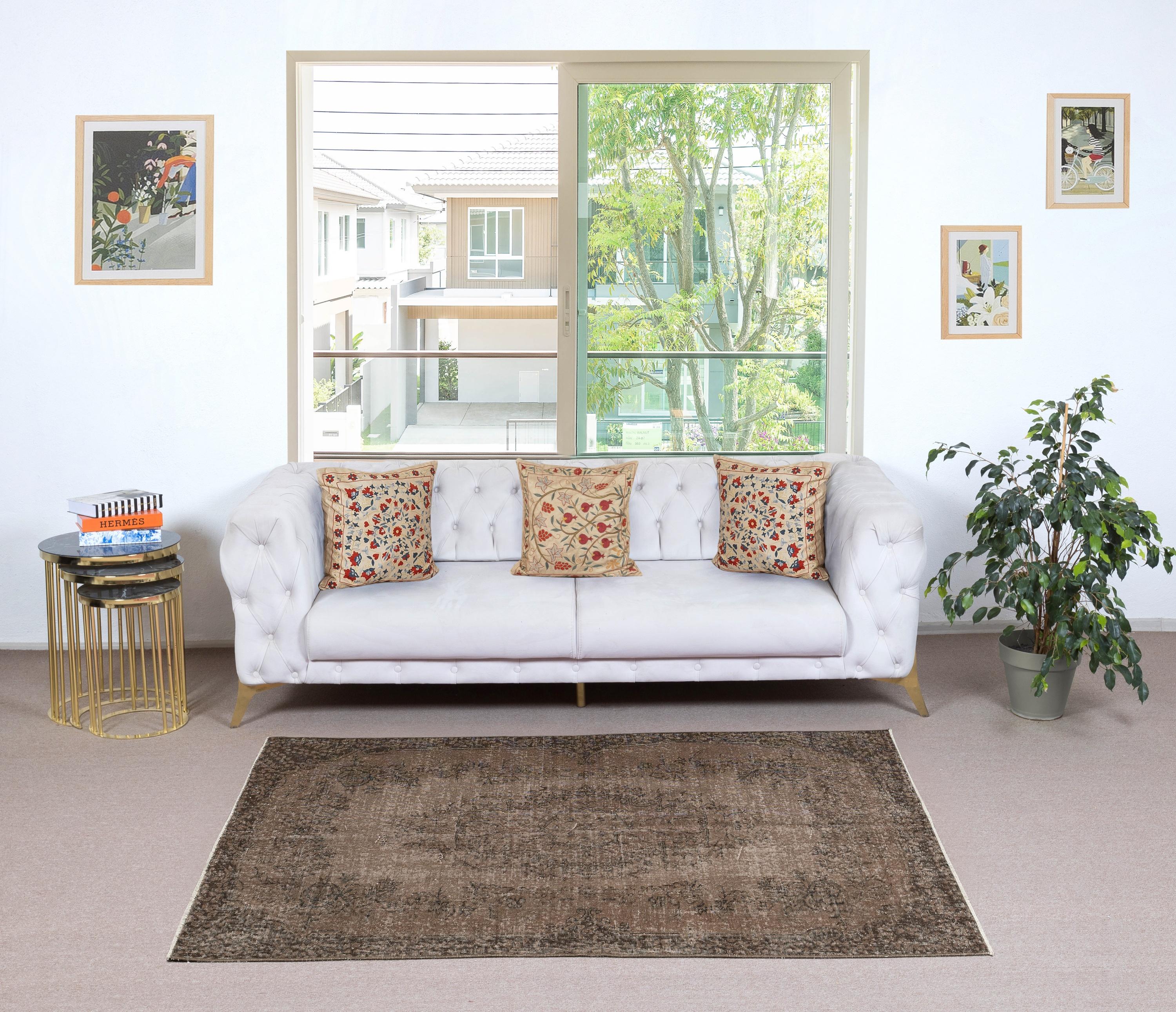 Unsere gefärbten Teppiche sind allesamt handgeknüpfte türkische Vintage-Teppiche, die in unserer Werkstatt sorgfältig restauriert und neu gestaltet wurden, damit sie zu einer breiten Palette von Einrichtungsstilen passen - von modern und