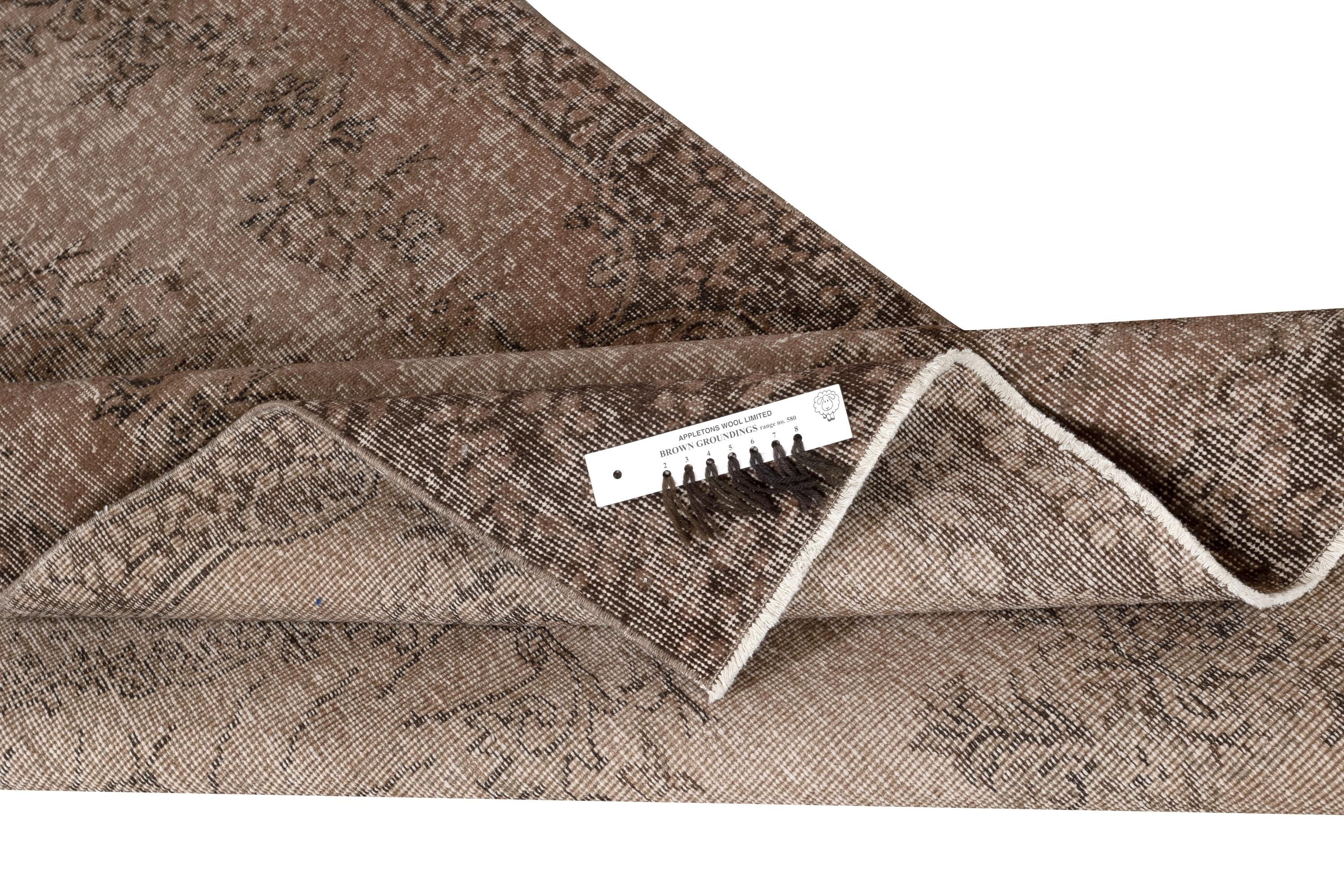 4x6.8 Ft Vintage Brauner Wollteppich. Handgefertigter türkischer Teppich für A-Spaces (Moderne) im Angebot