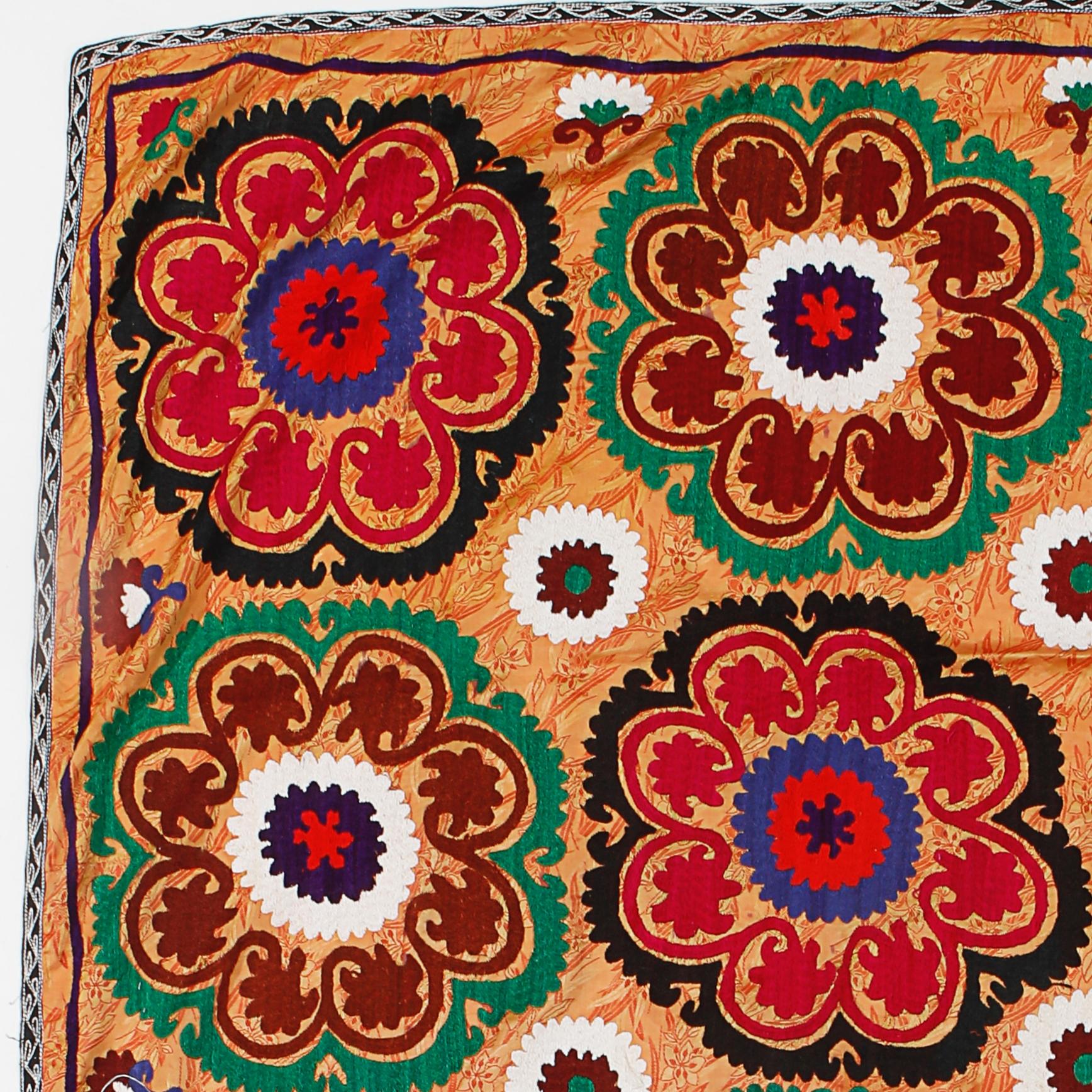 Ouzbek 4 x 6,8 pieds Suspension murale en textile Suzani floral vintage, couvre-lit en soie brodée en vente