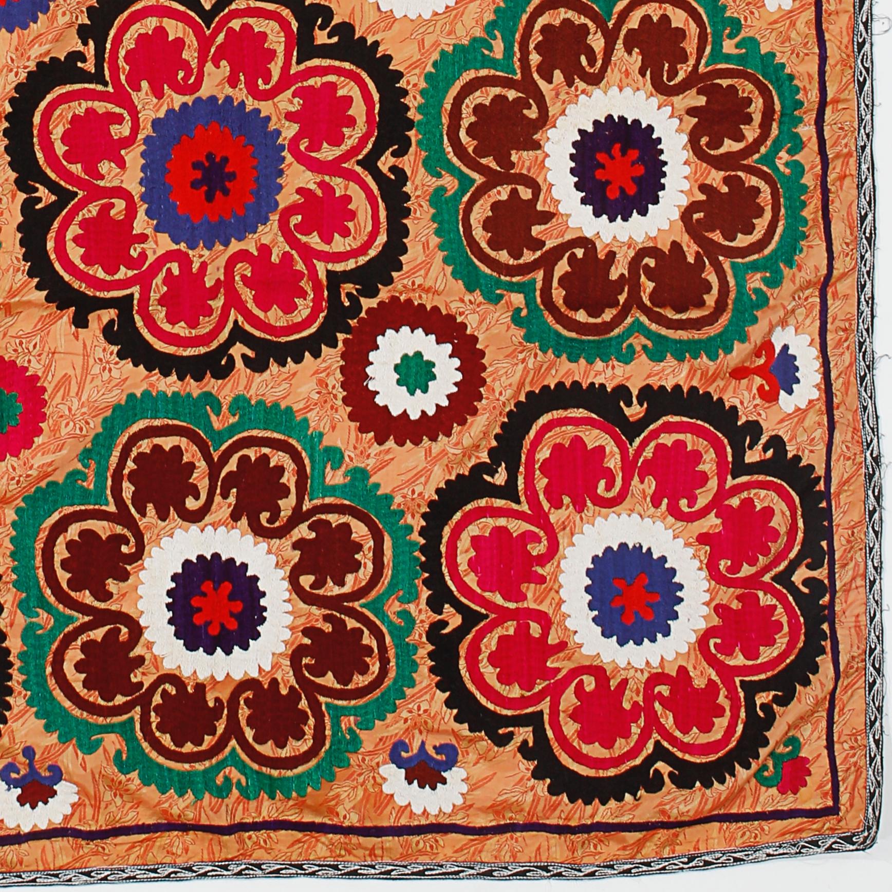 4x6,8 Ft Vintage Floral Suzani Textil Wandbehang, Seide bestickter Bettspread, Vintage (Bestickt) im Angebot
