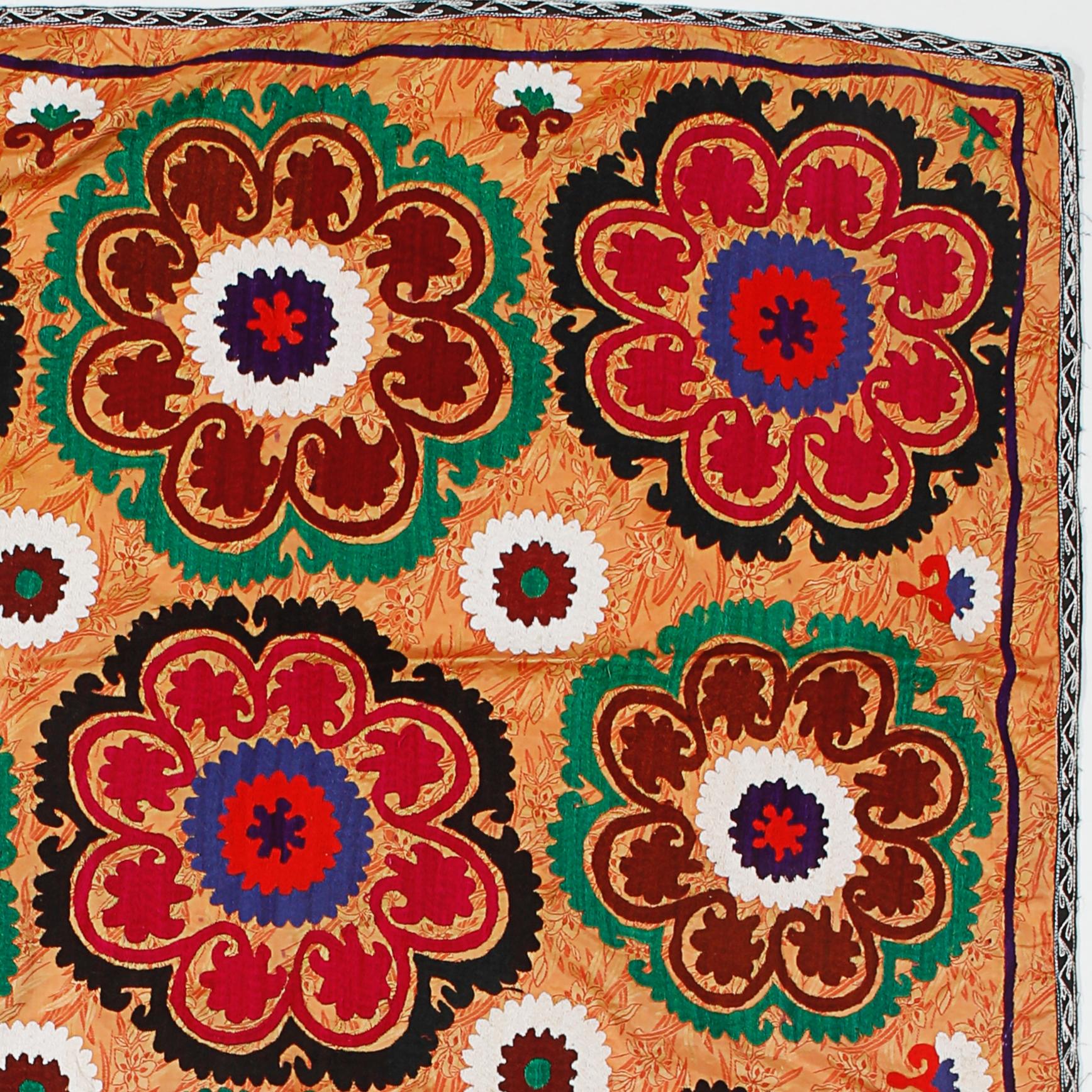 4x6,8 Ft Vintage Floral Suzani Textil Wandbehang, Seide bestickter Bettspread, Vintage im Zustand „Gut“ im Angebot in Philadelphia, PA