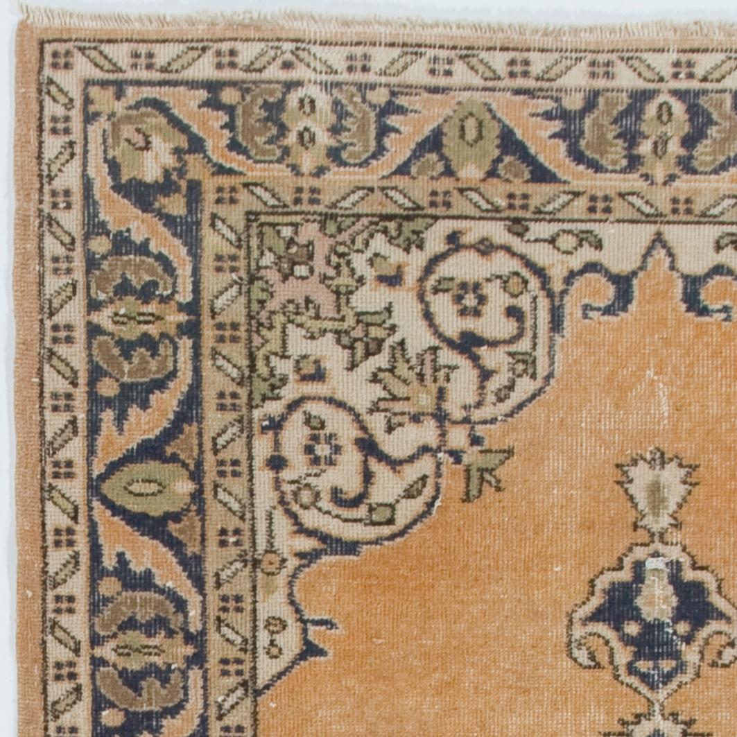 Oushak Tappeto vintage annodato a mano in turco Knots Rugs 4x6.8 Ft in blu navy e arancione in vendita