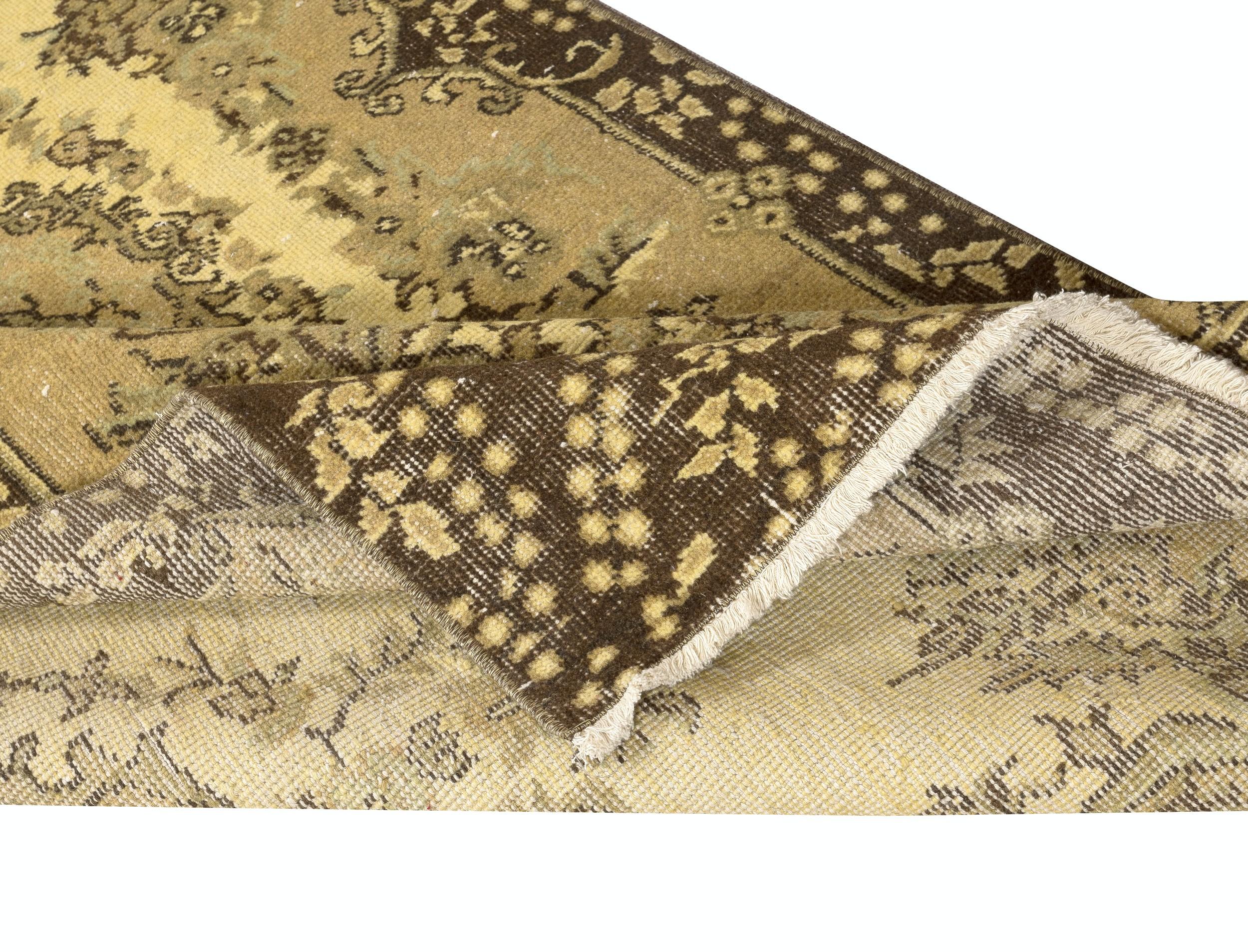 Moderno Tappeto d'area turco vintage fatto a mano 4x6.8 Ft tinto in giallo 4 Modern Interiors in vendita