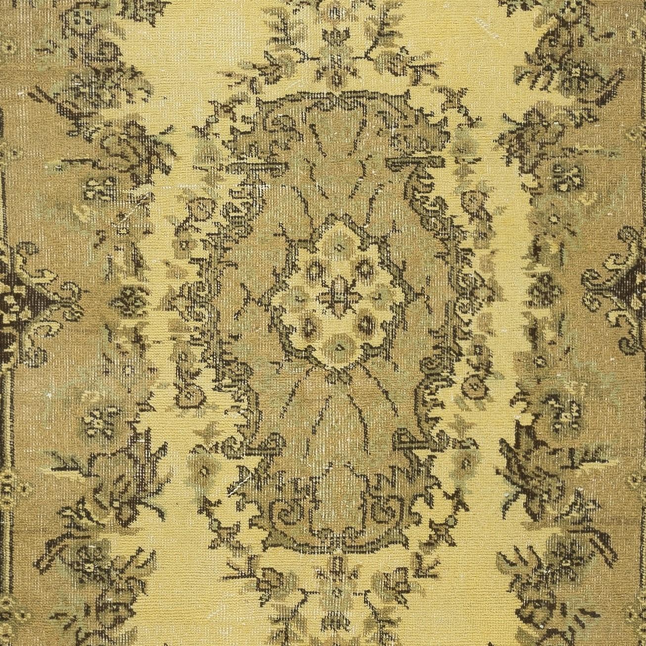 Annodato a mano Tappeto d'area turco vintage fatto a mano 4x6.8 Ft tinto in giallo 4 Modern Interiors in vendita