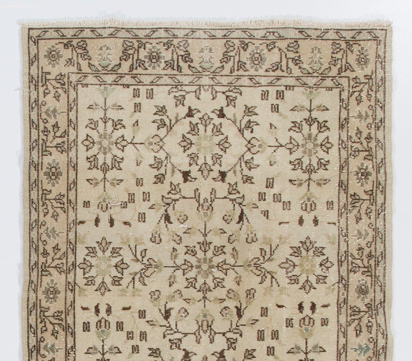 Ein türkischer Vintage-Teppich. Fein handgeknüpft mit gleichmäßigem, mittelhohem Wollflor auf Baumwollgrund. Sehr guter Zustand. Robust und so sauber wie ein nagelneuer Teppich (professionell tiefgewaschen). Maße:4 x 6,8 f.t