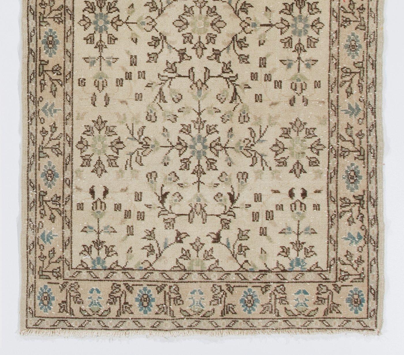 Türkischer Oushak-Akzentteppich in Beige mit All-Over-Blumenmuster, 4x6,8 Fuß (Handgewebt)
