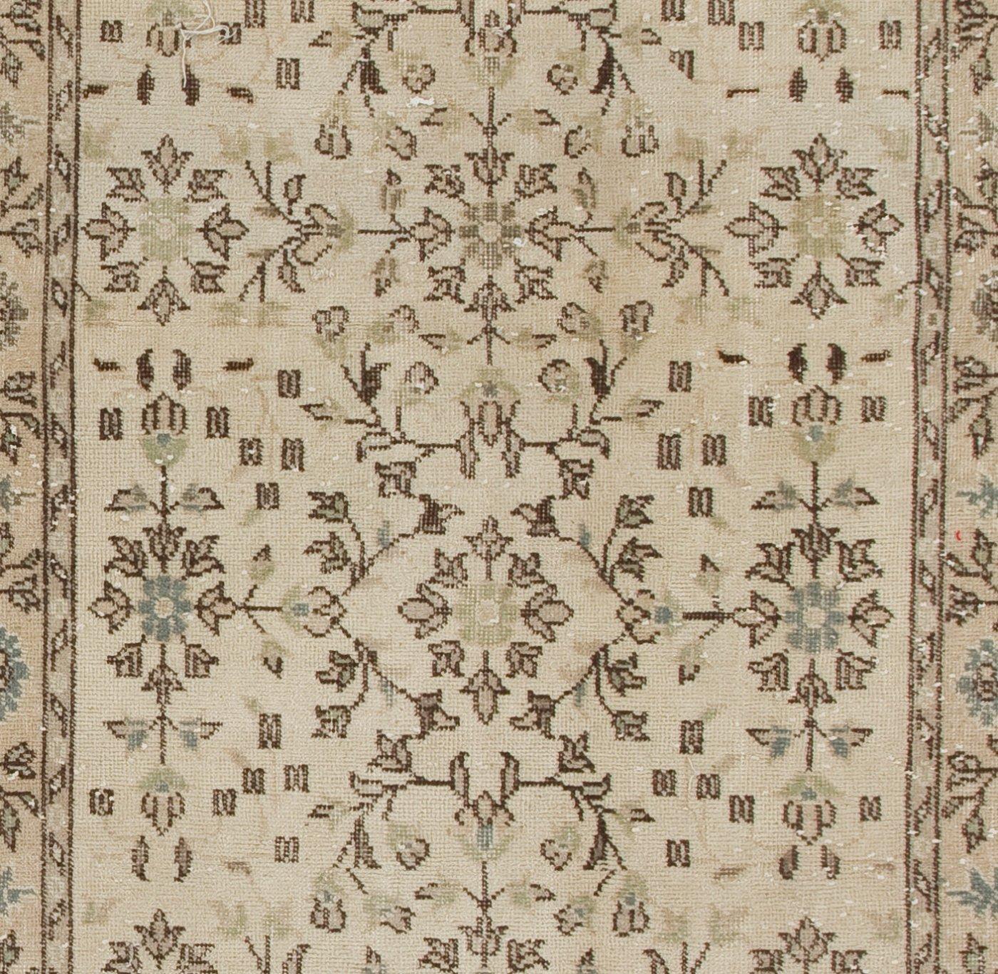 Türkischer Oushak-Akzentteppich in Beige mit All-Over-Blumenmuster, 4x6,8 Fuß im Zustand „Gut“ in Spring Valley, NY