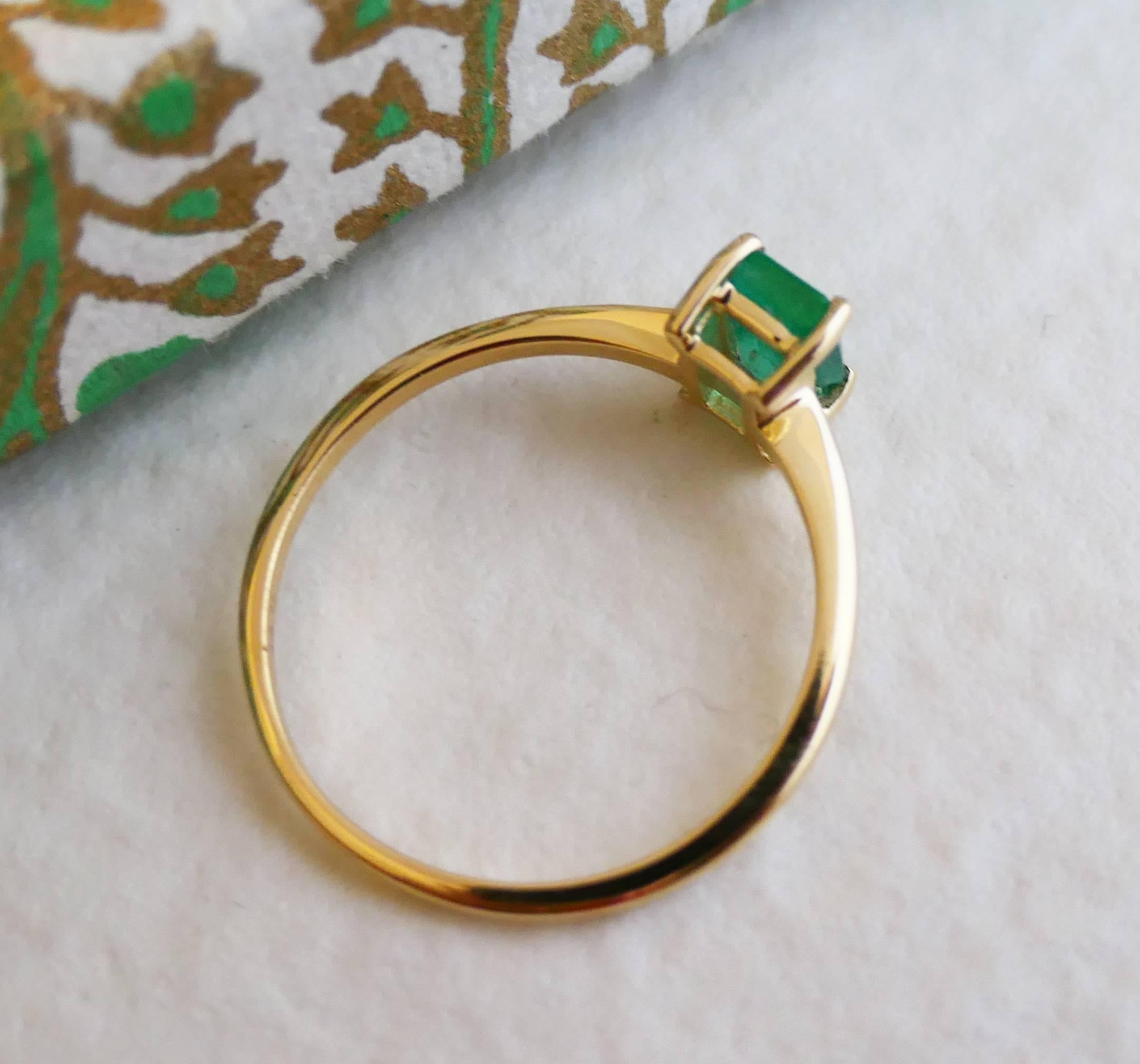 4x6mm Emerald 14kt Yellow Gold Ring In New Condition For Sale In Oslo, 03