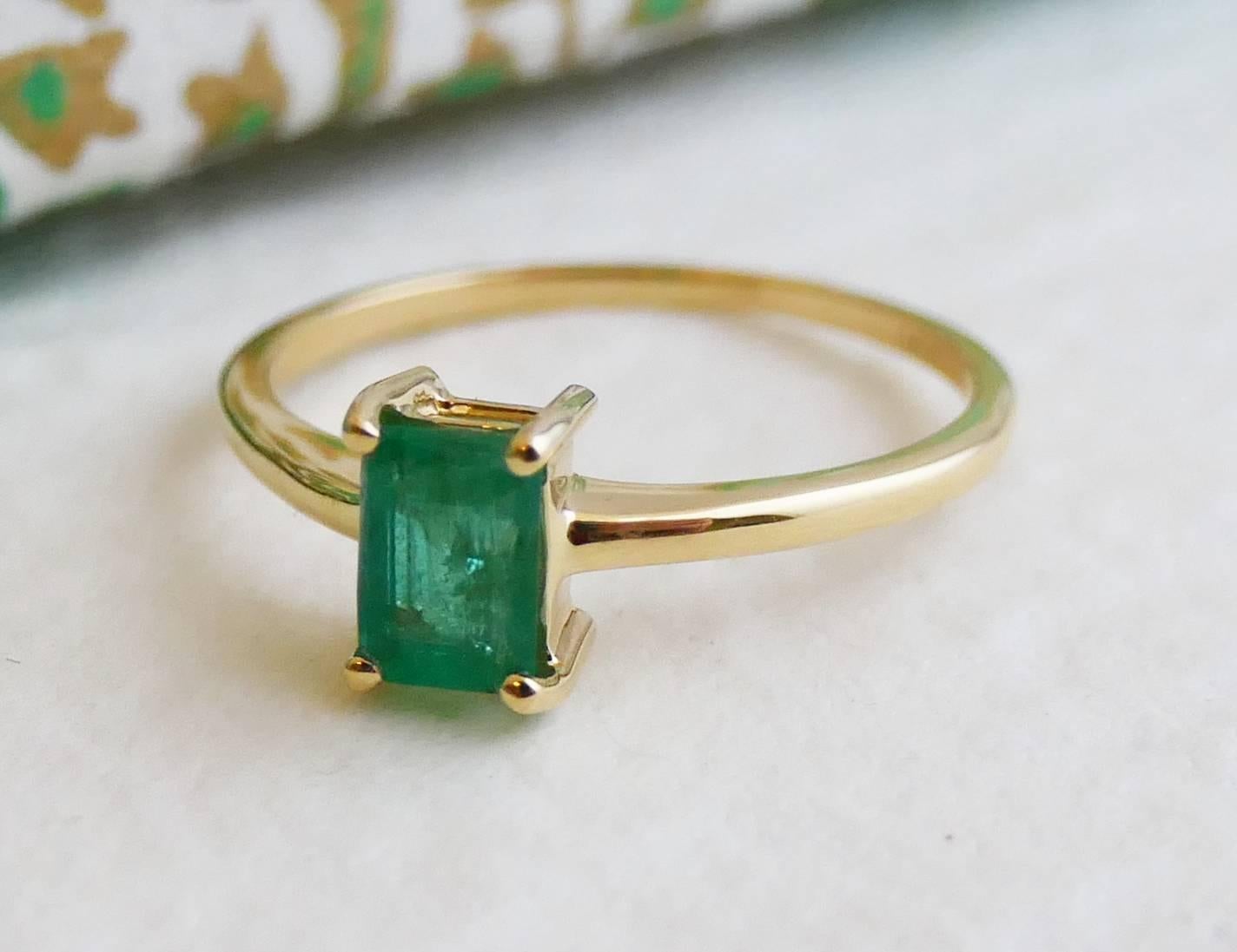 Women's 4x6mm Emerald 14kt Yellow Gold Ring For Sale