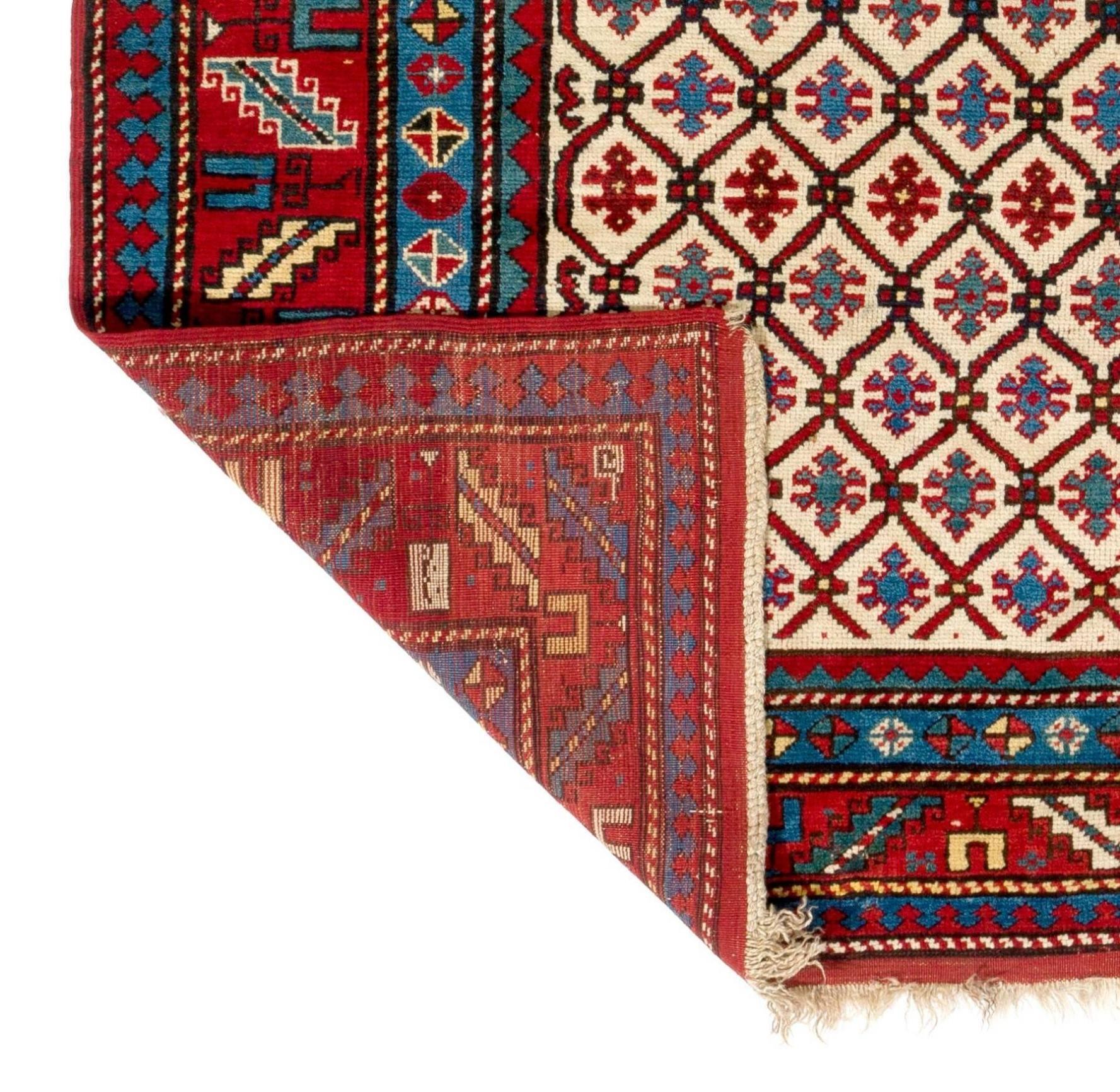 Antiker kaukasischer Kazak-Teppich. Ausgezeichneter Zustand, voller Flor, alles original
Keine Reparaturen oder Probleme.
100% Wolle und natürliche Farbstoffe
Provenienz: Eine New Yorker Collection'S. Maße: 4'x7'