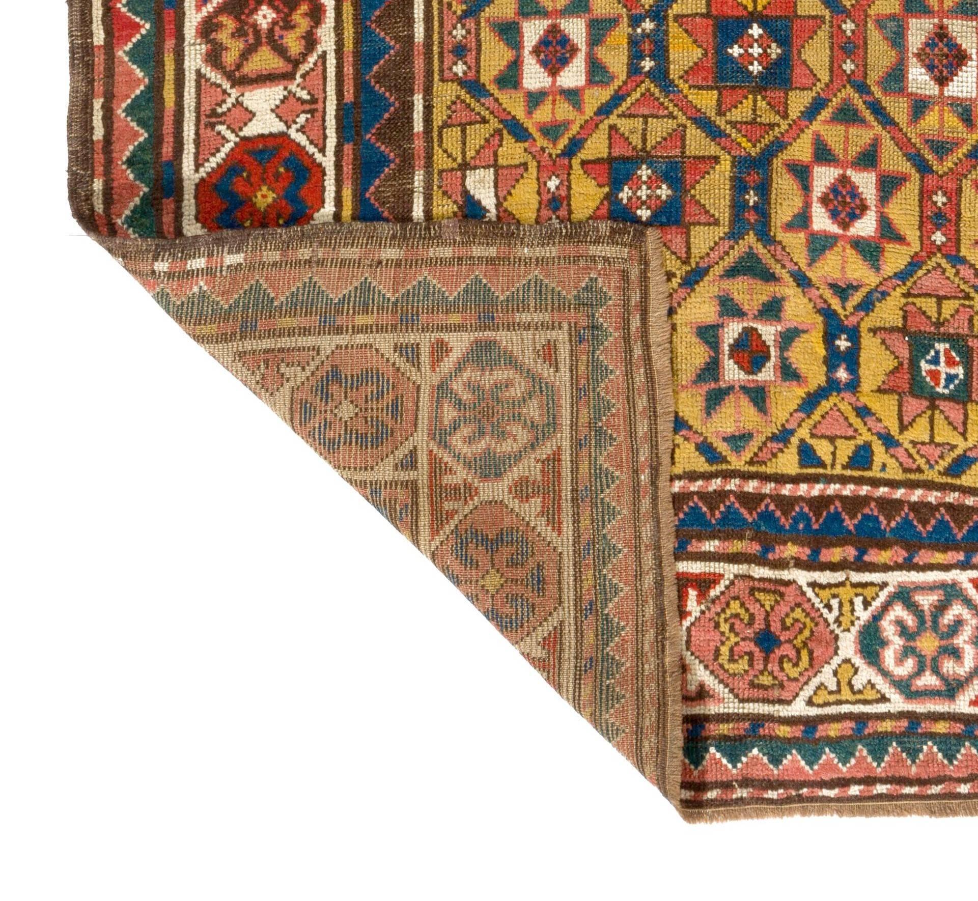 Antiker kaukasischer Kazak-Teppich mit gelbem Feld, 4x7 Fuß, ca. 1880 (Handgeknüpft) im Angebot