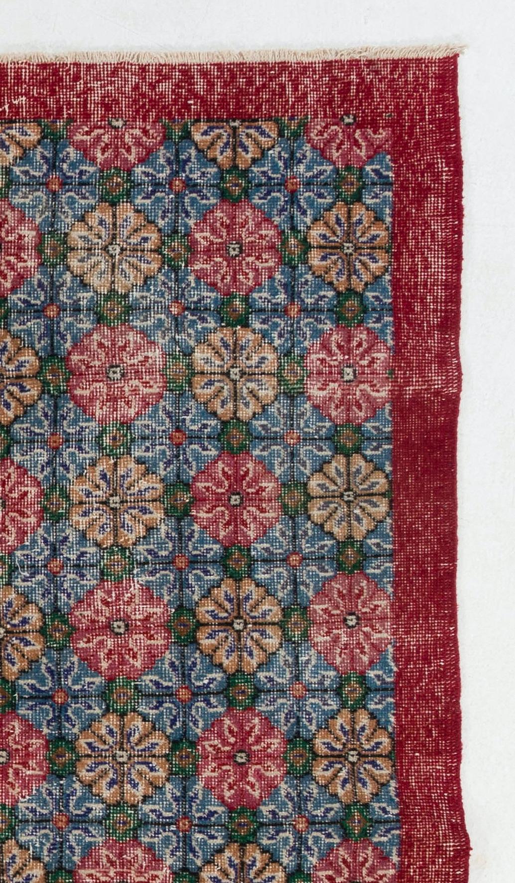 4x7 Ft authentischer handgeknüpfter türkischer Vintage-Teppich mit Blumenakzent in Rot und Blau (Moderne der Mitte des Jahrhunderts) im Angebot