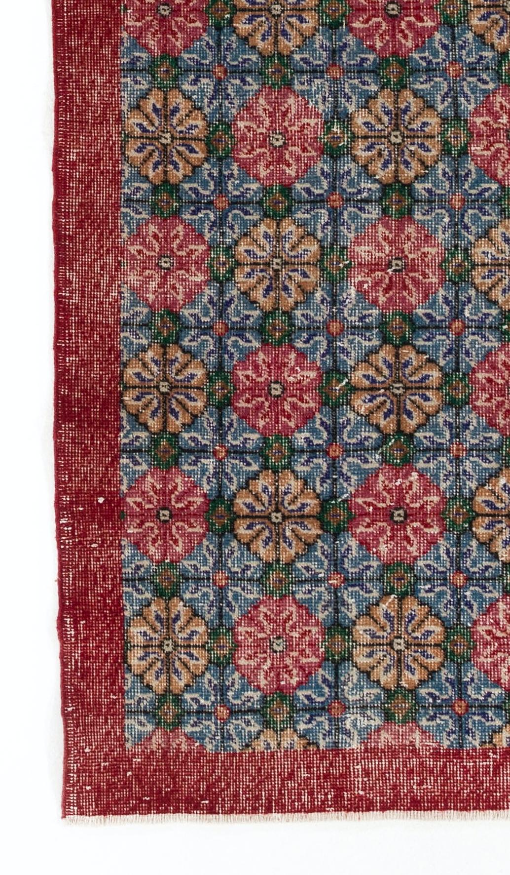 4x7 Ft authentischer handgeknüpfter türkischer Vintage-Teppich mit Blumenakzent in Rot und Blau (Handgewebt) im Angebot