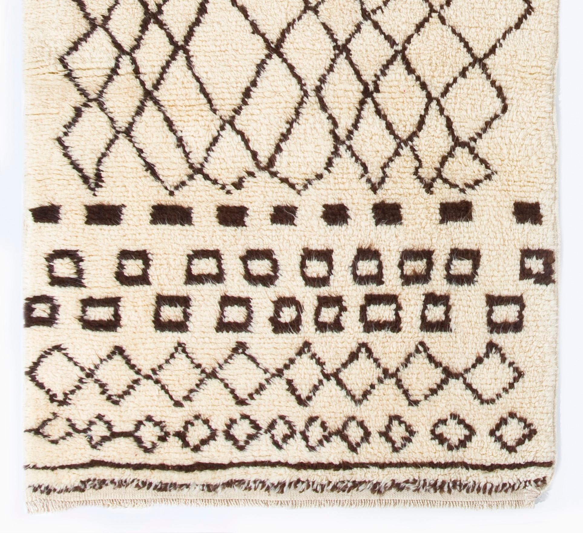 Modern 4x7 ft Contemporary Hand-Knotted Moroccan Tulu Rug Made of Natural Undyed Wool For Sale