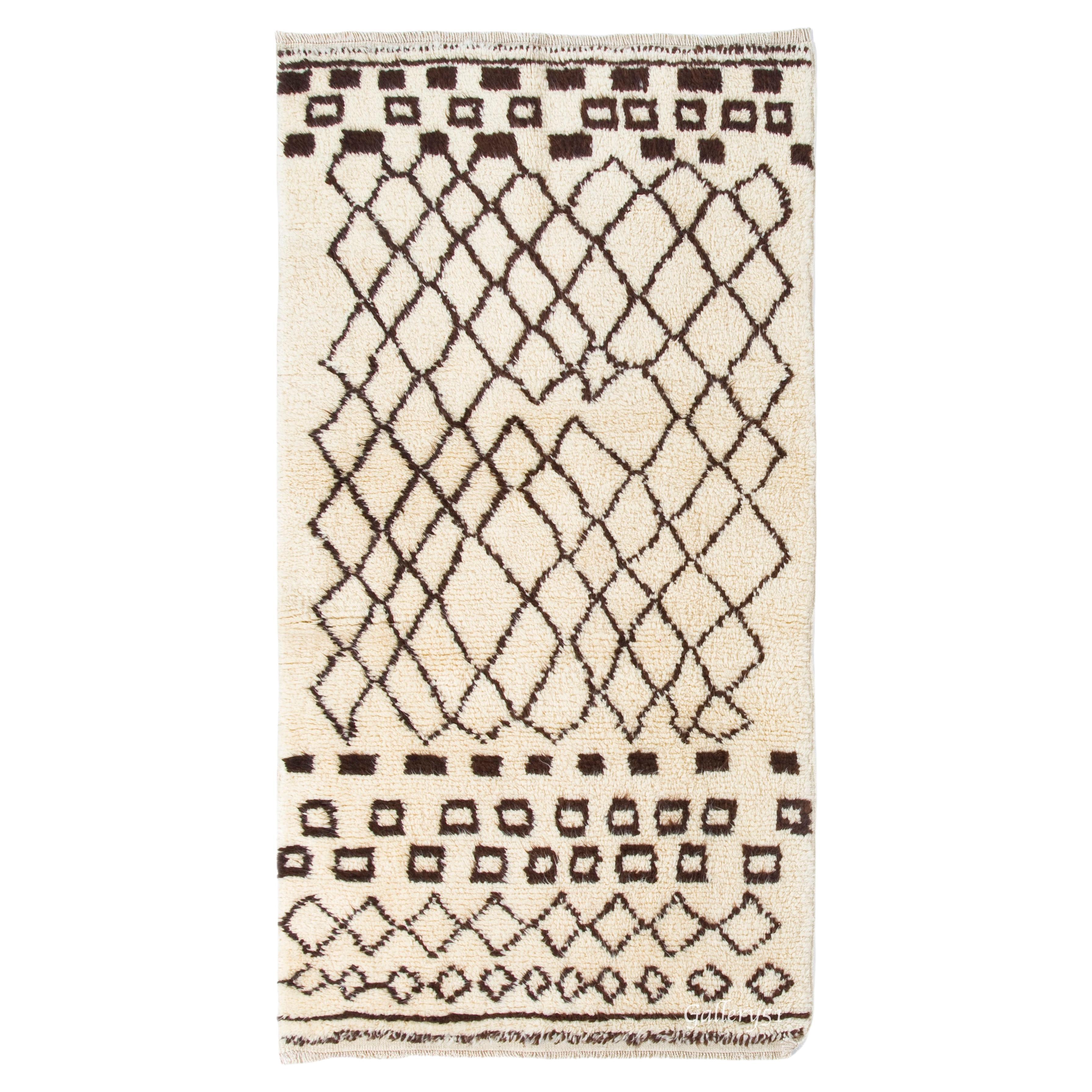 4x7 ft Contemporary Hand-Knotted Moroccan Tulu Rug Made of Natural Undyed Wool For Sale