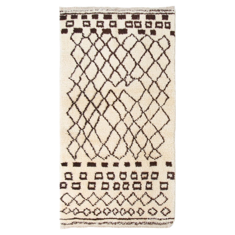 Grand Tapis Marocain Berbère Fait Main – Bordeaux Foncé, Laine 100% – 5,2 X 7,6 Pieds (The Modern Rug 2000, TMR-001)