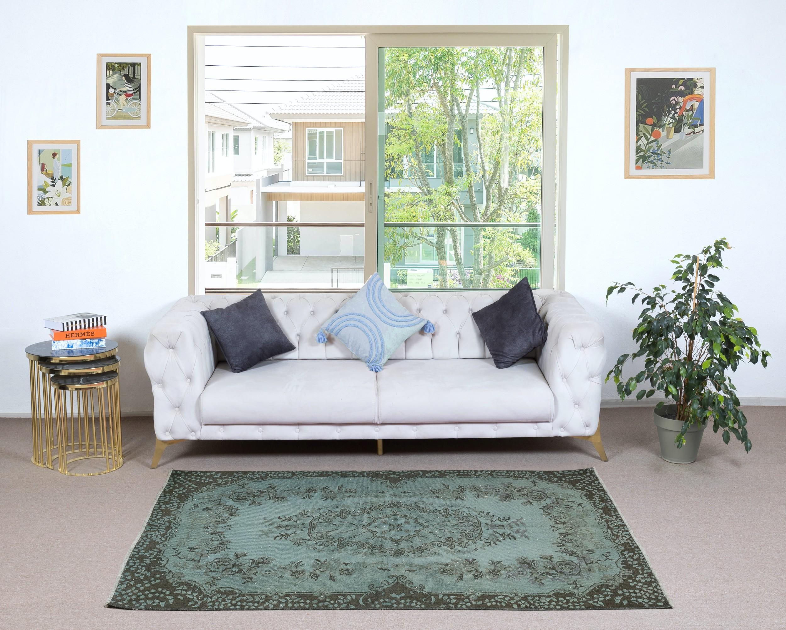 Nos tapis surteints sont tous des pièces vintage nouées à la main qui sont recréées dans notre atelier pour répondre à un plus large éventail de choix de décoration intérieure, du moderne au côtier, de l'industriel au rustique/cottage. Ces tapis