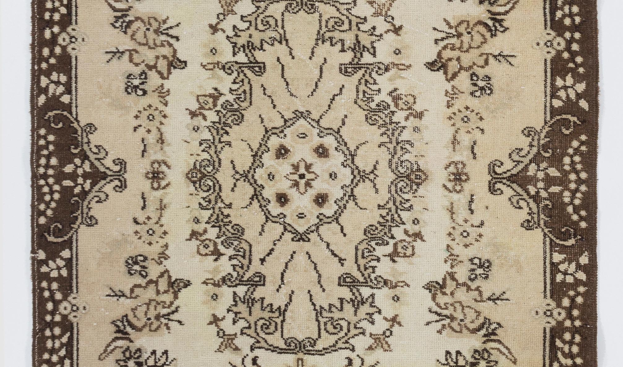 Oushak Tapis décoratif vintage en laine d'Anatolie noué à la main avec motif de médaillon, 4 x 7 pieds en vente