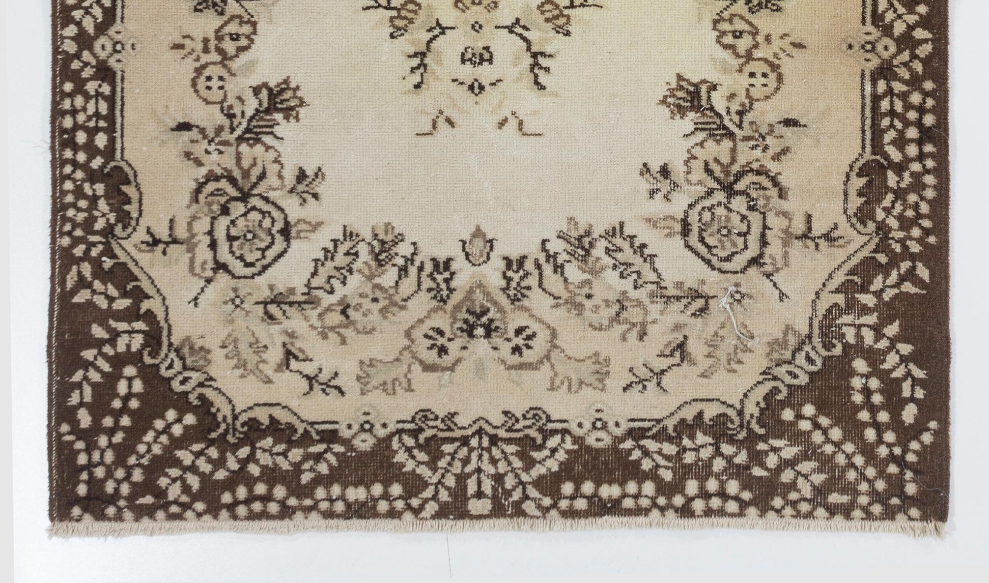 Turc Tapis décoratif vintage en laine d'Anatolie noué à la main avec motif de médaillon, 4 x 7 pieds en vente