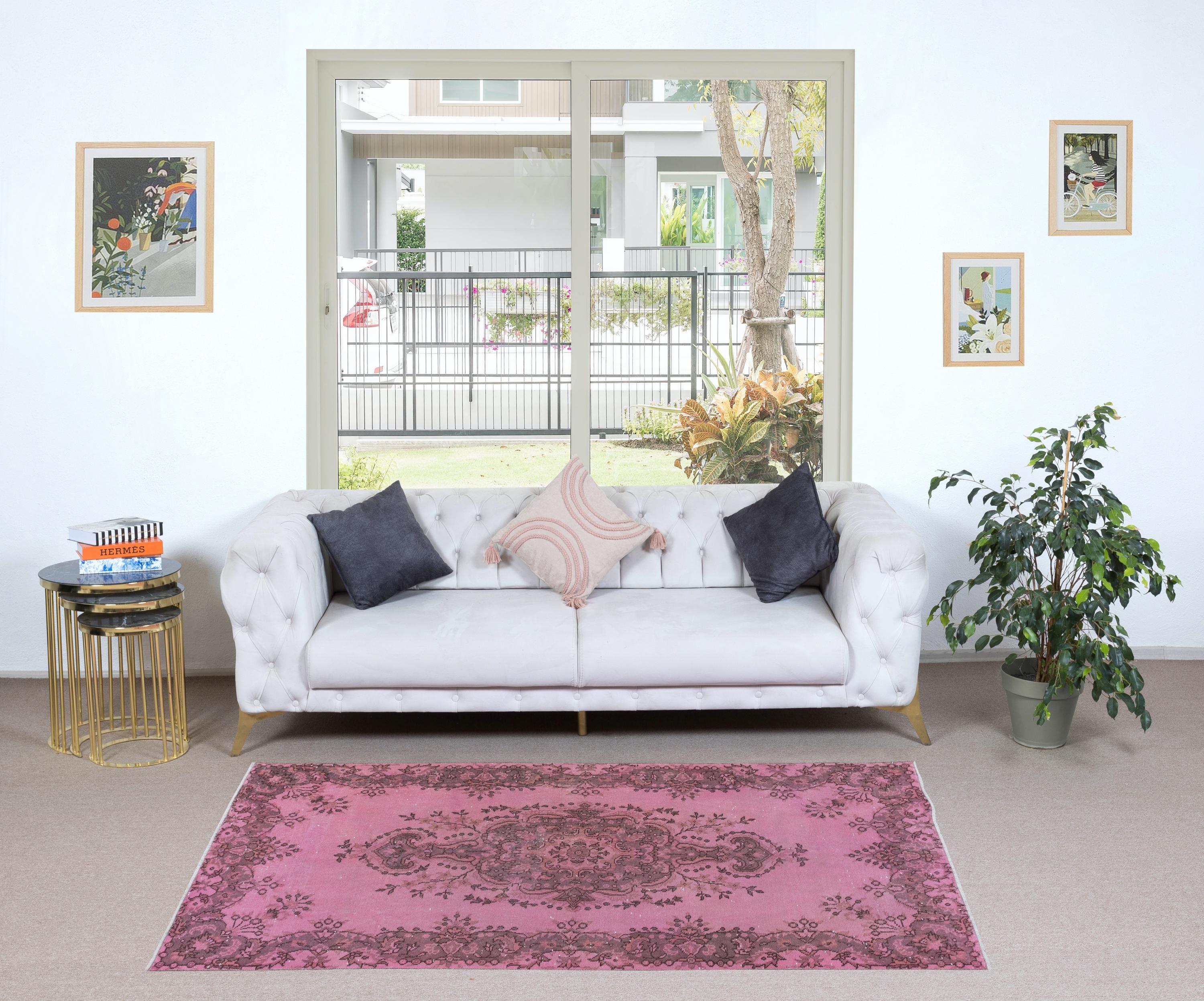 Nuestras alfombras sobreteñidas son todas piezas vintage anudadas a mano que se recrean en nuestro taller para atender a una gama más amplia de opciones de interiorismo, desde moderno a costero, desde industrial a rústico/cottage. Estas alfombras de