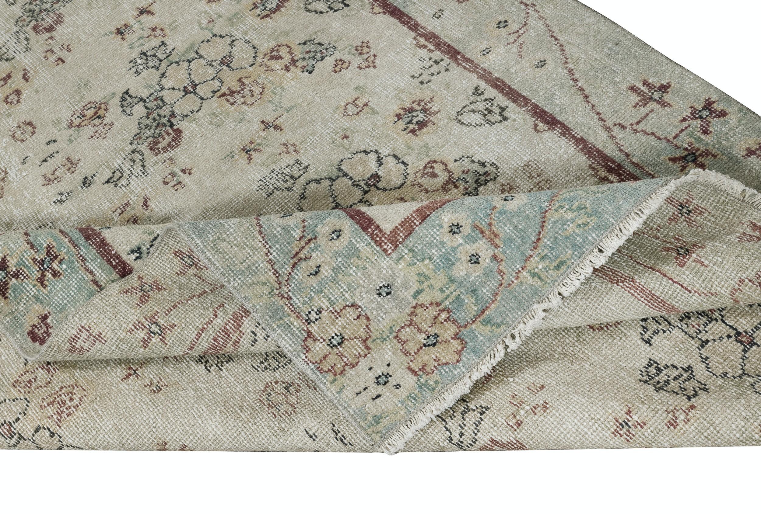 4x7 Ft Dekorativer handgefertigter Vintage-Teppich mit türkischem Akzent in Beige mit Blumenmuster in Beige (Land) im Angebot