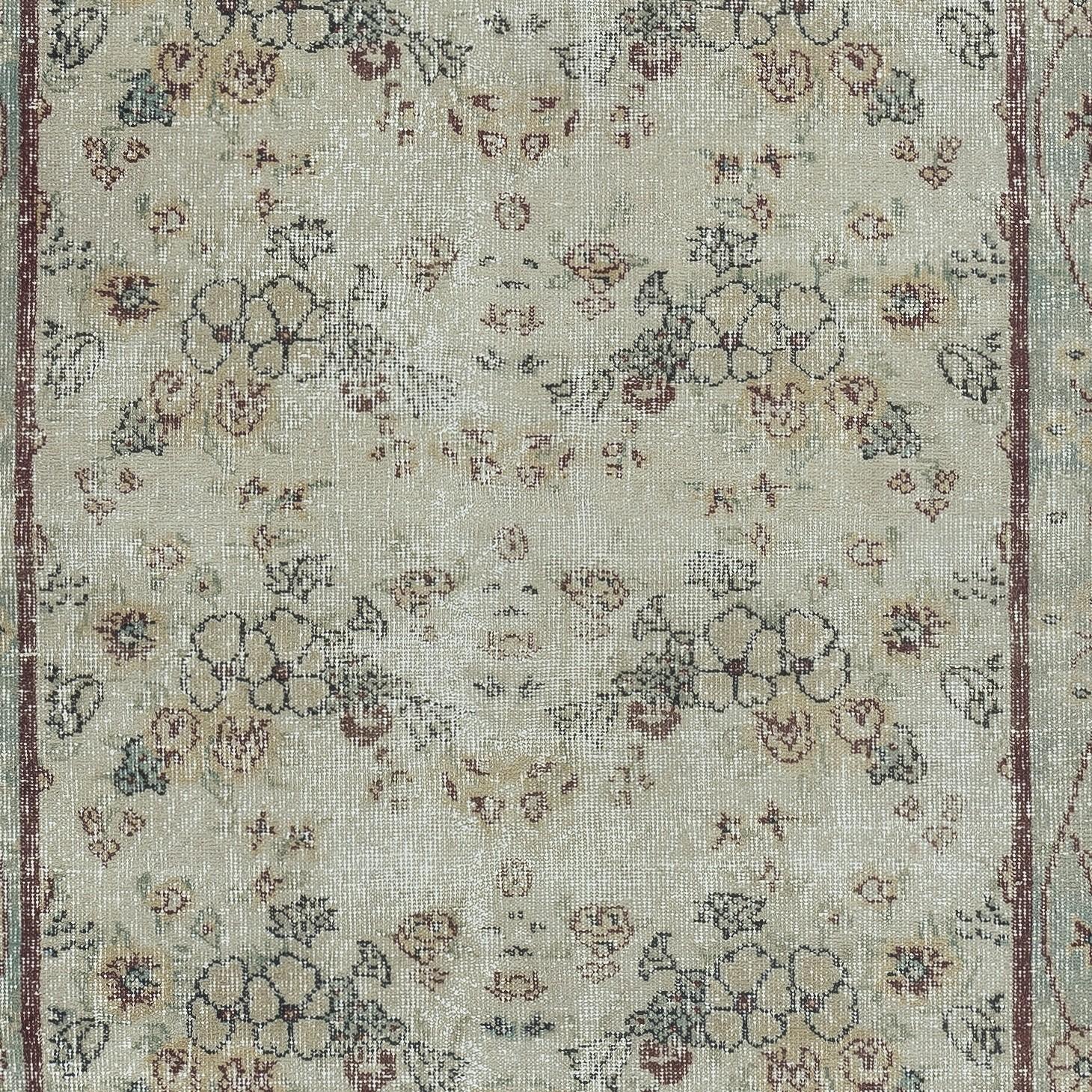4x7 Ft Dekorativer handgefertigter Vintage-Teppich mit türkischem Akzent in Beige mit Blumenmuster in Beige (Handgeknüpft) im Angebot