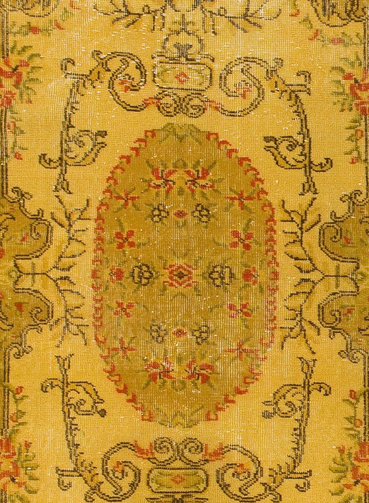 Un tappeto turco vintage annodato a mano con un disegno di ispirazione francese-ubusson con cornici floreali, cartigli e bordi in alloro. È stata tinta in giallo ranuncolo con tocchi di rosso, ideale per dare un tocco di colore agli interni