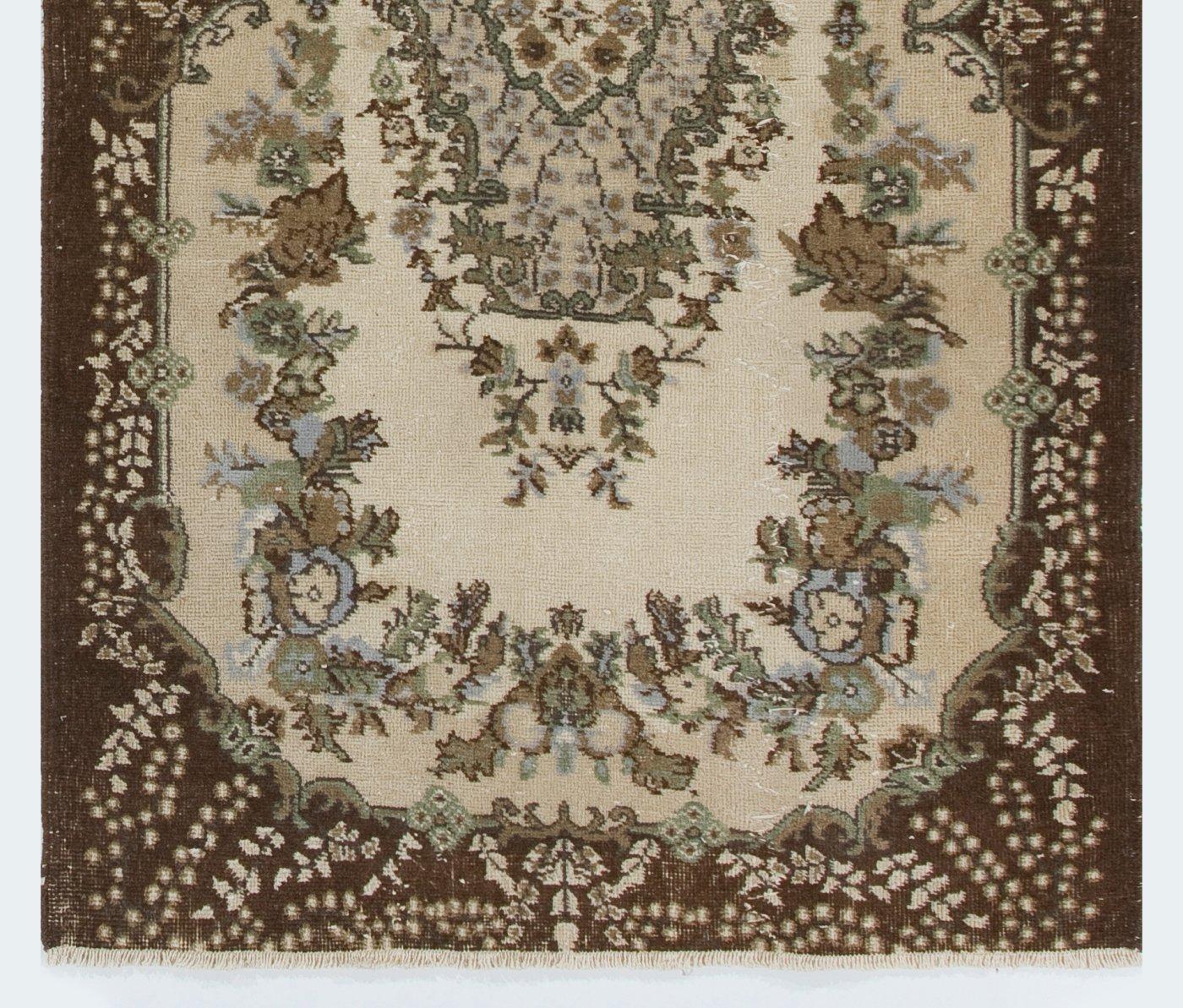 4x7 Fuß handgeknüpfter türkischer Vintage-Akzent-Teppich mit Blumenmedaillon-Design (Türkisch) im Angebot
