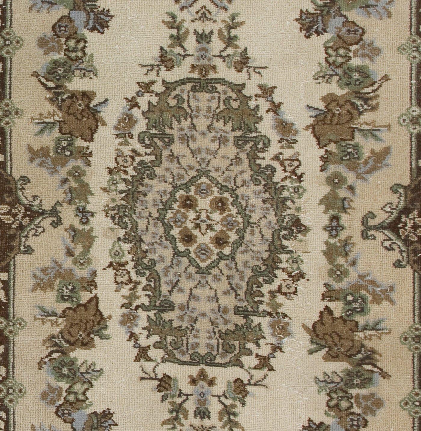 Hand-Woven 4x7 ft Hand-Knotted Vintage Anatolian Accent Rug with Floral Medallion Design For Sale