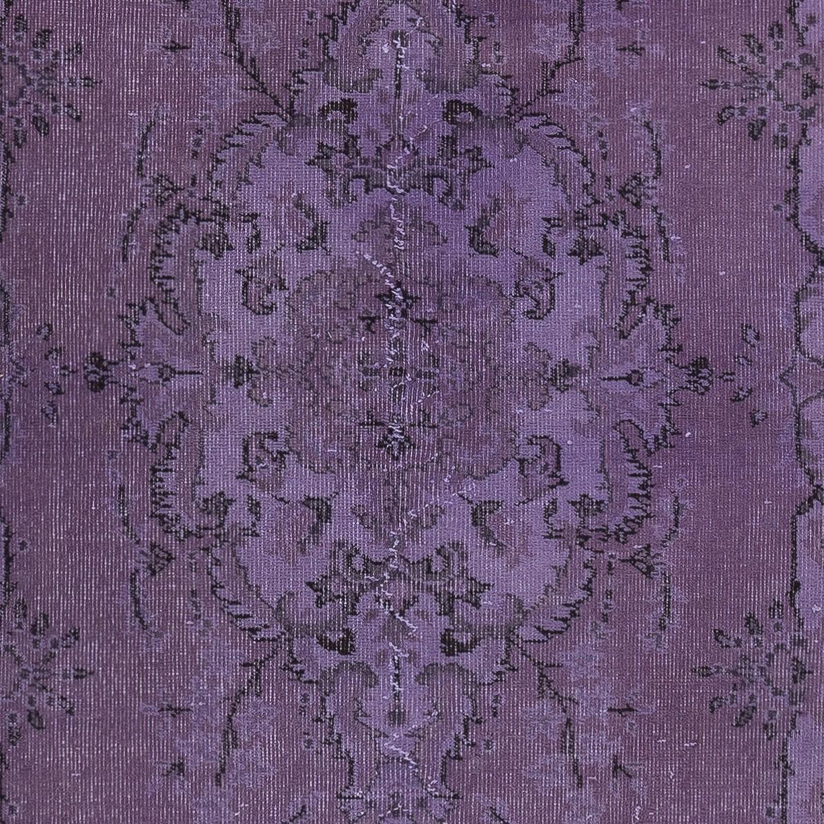 Annodato a mano Tappeto d'accento vintage fatto a mano 4x7 Ft tinto di viola per interni moderni in vendita