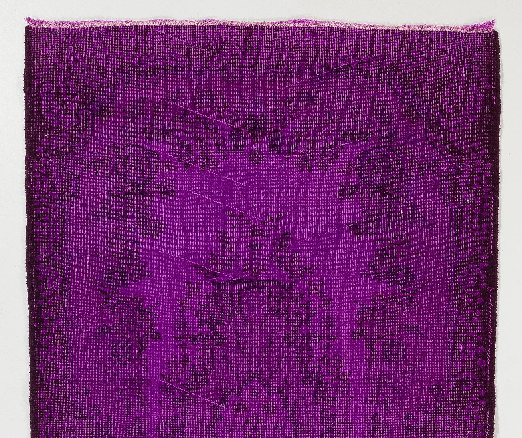 4x7 Ft Handgefertigter türkischer Vintage-Akzentteppich in lila Farbe für moderne Inneneinrichtung (Moderne) im Angebot