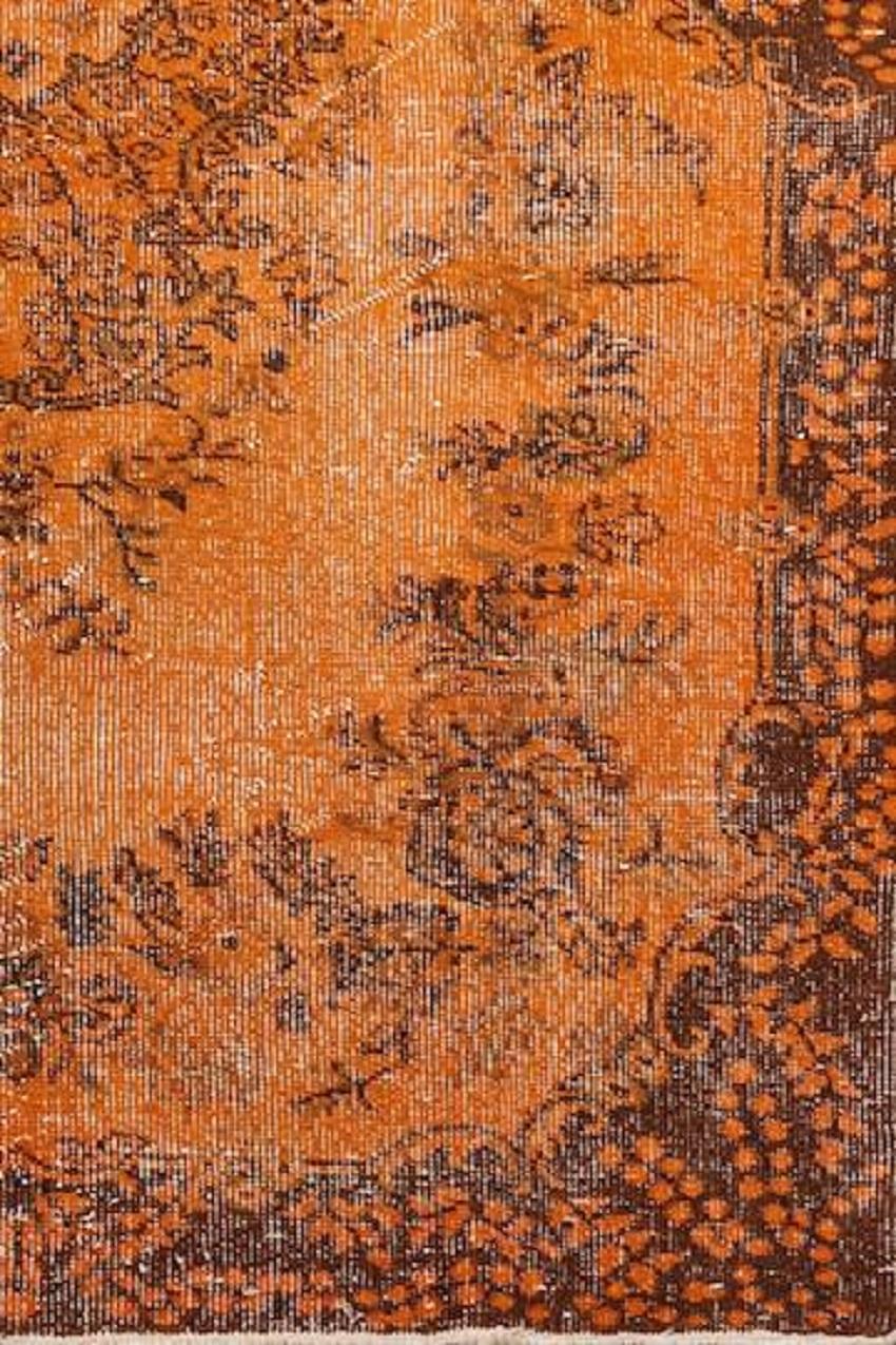Tappeto turco vintage fatto a mano da 4x7 piedi con disegno di giardino sovra-tinto in arancione In condizioni buone a Spring Valley, NY