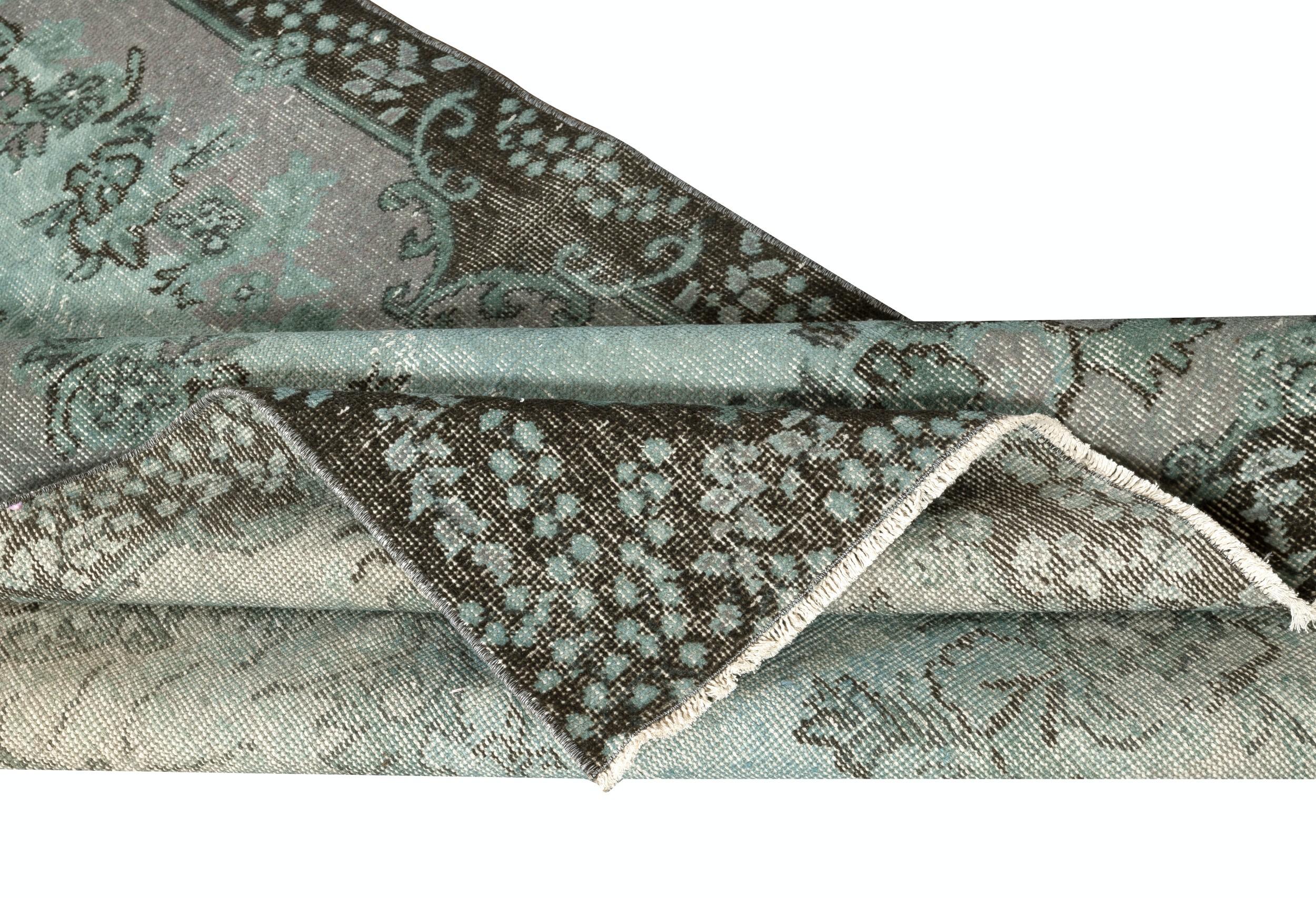 4x7 Ft Moderner handgefertigter blauer, farbiger türkischer Wollteppich mit Medaillon-Design (Türkisch) im Angebot