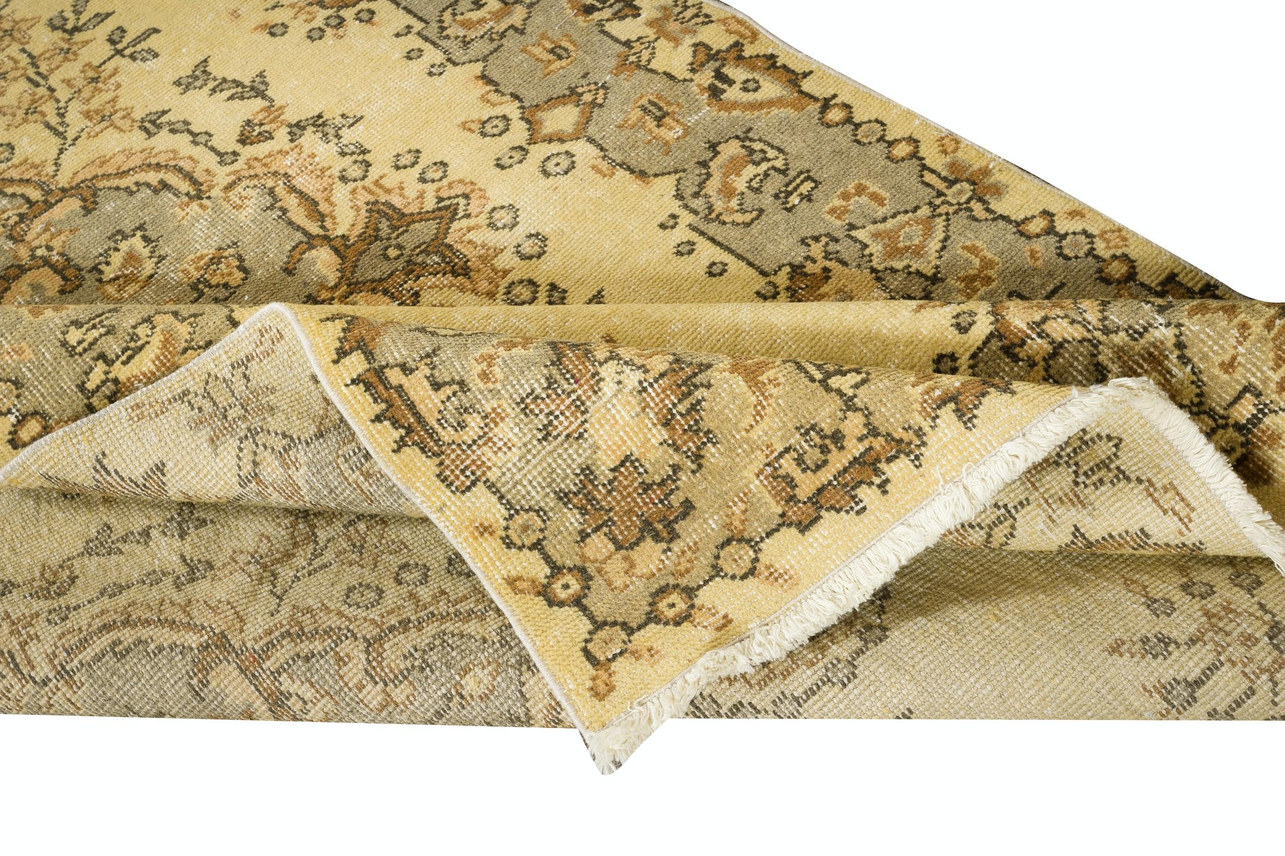 4x7 Ft Moderner handgefertigter Wollteppich mit Medaillon-Design und gelbem Hintergrund (Türkisch) im Angebot