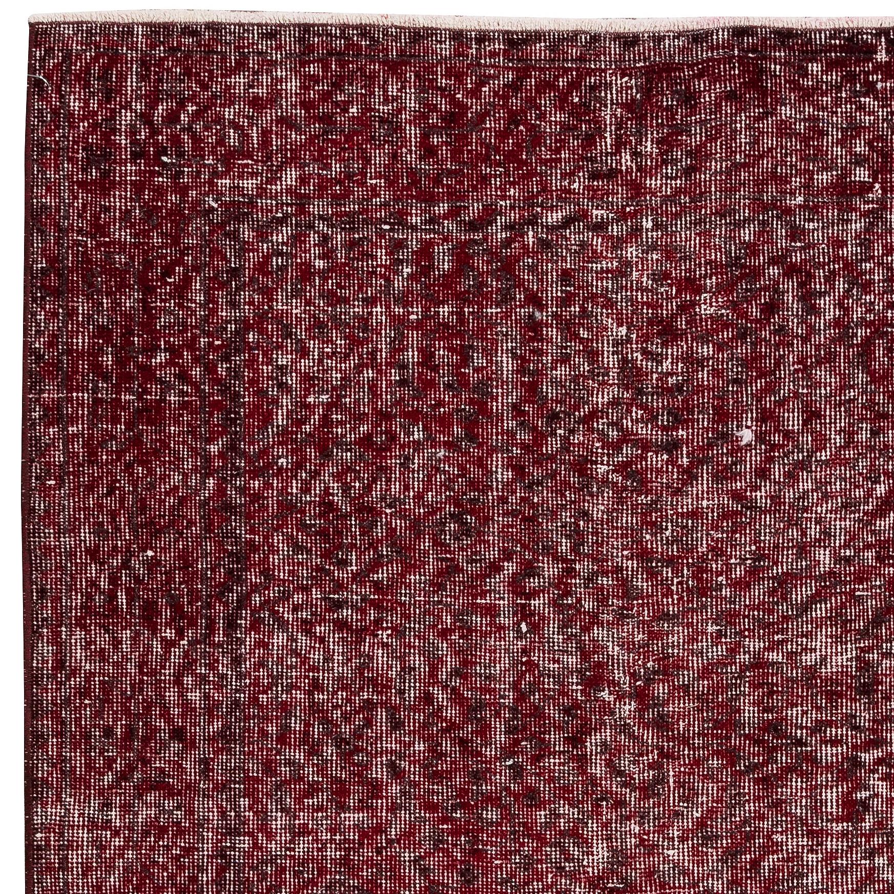4x7 Ft Moderner massiver Burgunderroter Teppich mit rotem Akzent, handgefertigter türkischer kleiner Teppich (Handgewebt) im Angebot