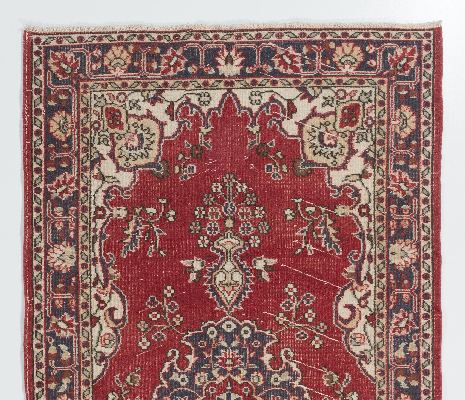 4x7 Ft Unikat Vintage Handgeknüpfter Anatolischer Wollteppich in Rot und Elfenbein (Oushak) im Angebot