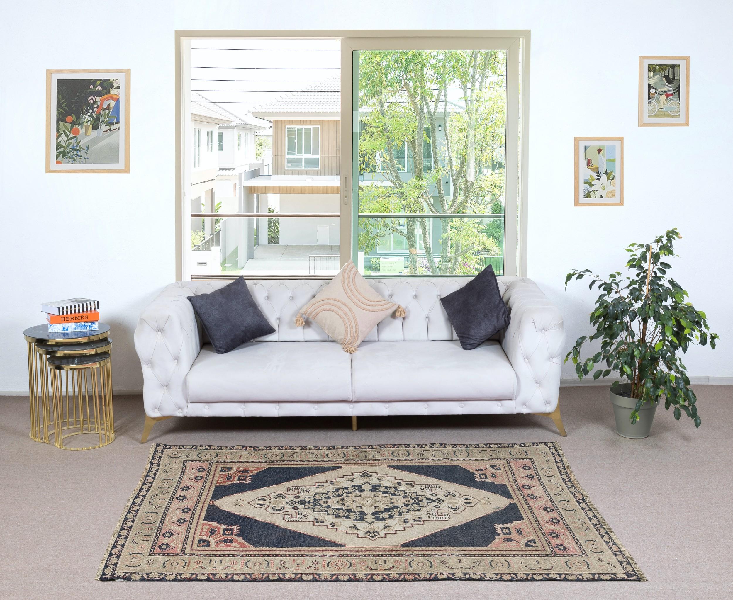 Verleihen Sie Ihrem Zuhause einen Hauch zeitloser Eleganz mit diesem traditionellen, handgeknüpften türkischen Teppich im Vintage-Stil, der aus 100 % hochwertiger Wolle gefertigt ist. Dieses exquisite Stück fängt die Essenz der traditionellen