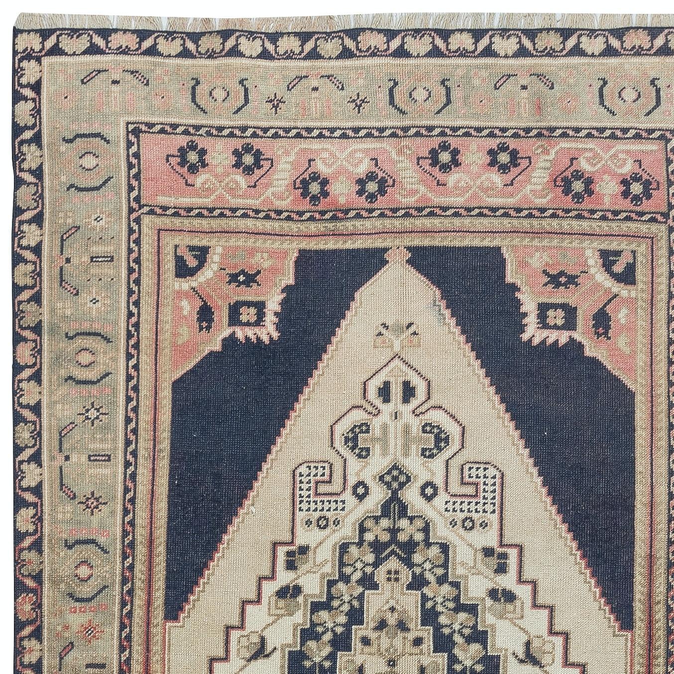 4x7 Ft Einzigartiger handgefertigter türkischer Vintage-Teppich, 100 % Wolle, Vintage (Türkisch) im Angebot