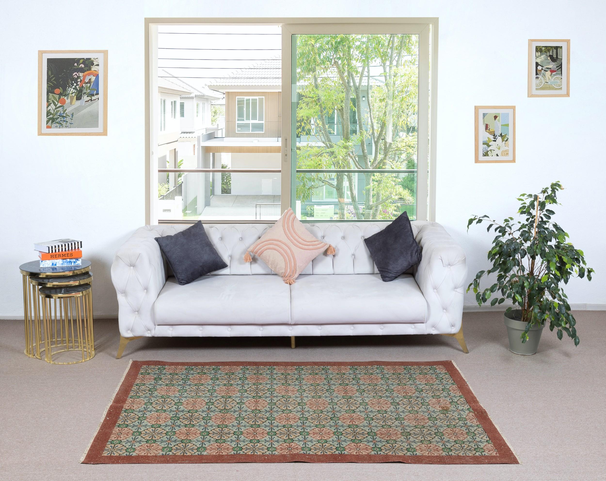 Infondi nella tua casa la bellezza senza tempo di questo tradizionale tappeto turco vintage fatto a mano, un capolavoro annodato a mano e realizzato con una lussuosa miscela di lana e cotone. Tessuto da abili artigiani con tecniche secolari, questo
