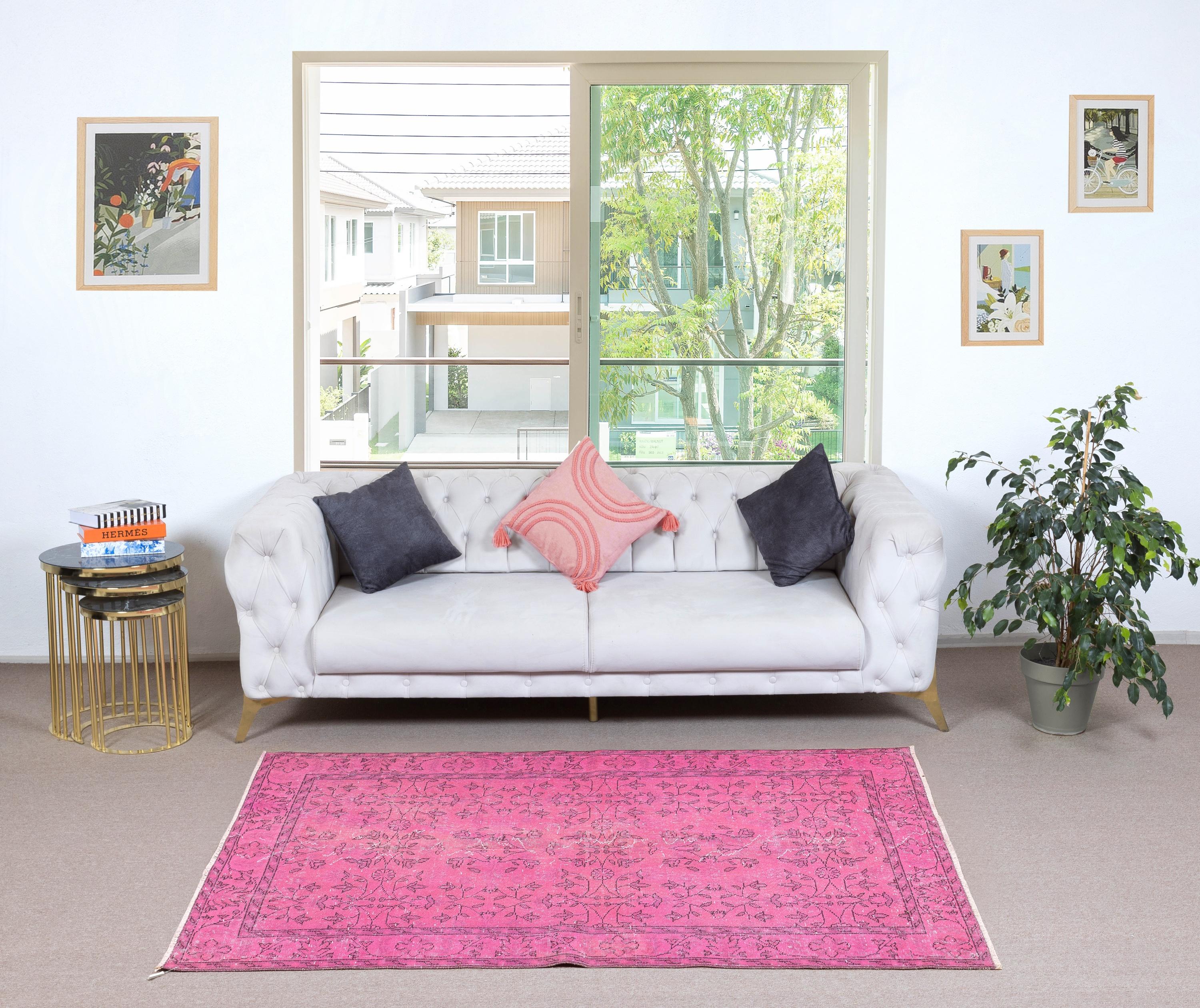 Unsere gefärbten Teppiche sind allesamt handgeknüpfte türkische Vintage-Teppiche, die in unserer Werkstatt sorgfältig restauriert und neu gestaltet wurden, damit sie zu einer breiten Palette von Einrichtungsstilen passen - von modern und