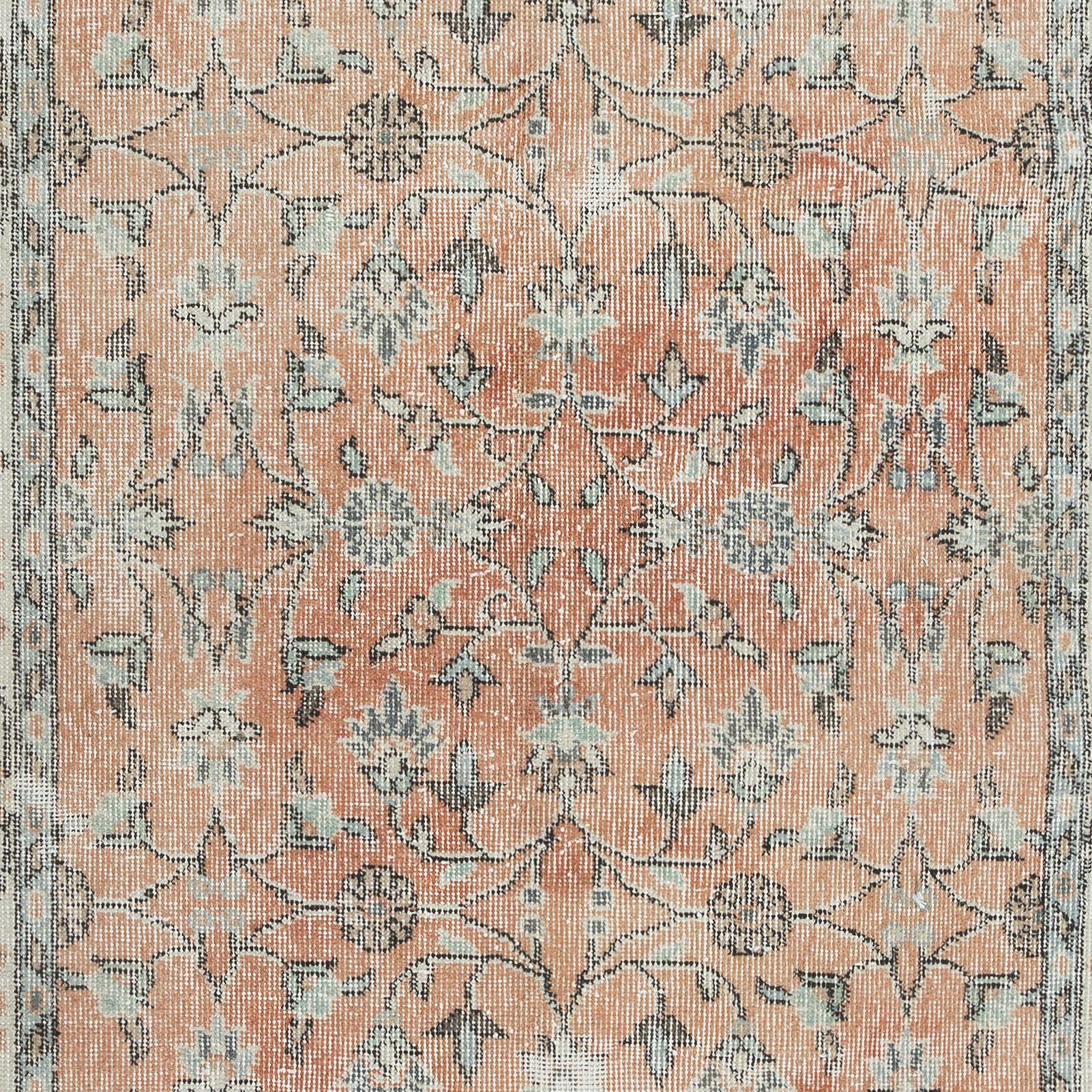 4x7 Ft Romantic Vintage Handgefertigter Vintage-Teppich in weichem Rot & Beige mit botanischem Design (Handgeknüpft) im Angebot