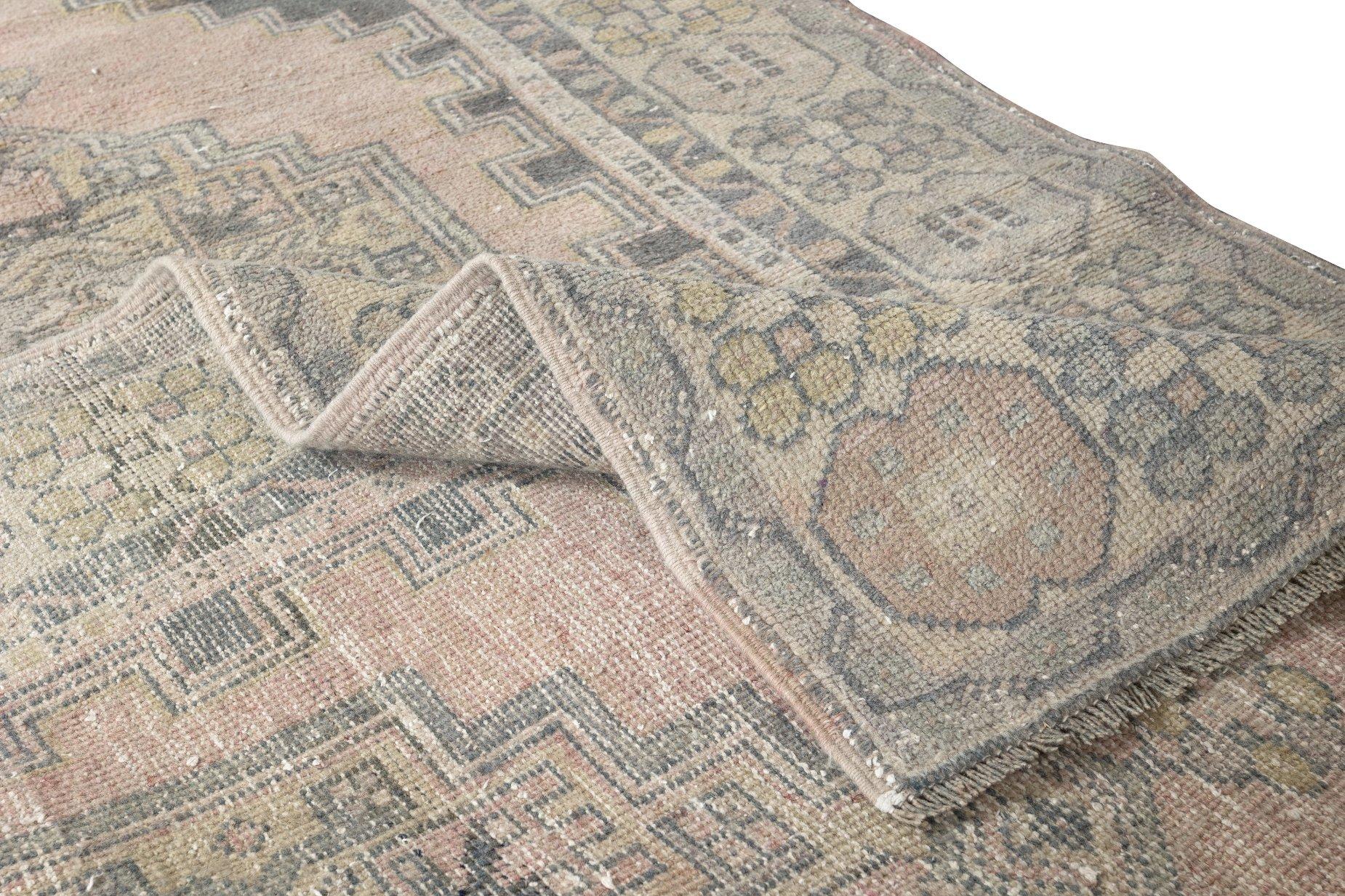 Alfombra de lana de Anatolia Central, estilo tribal, hecha a mano a mediados de siglo, hacia 1950 Tribal en venta